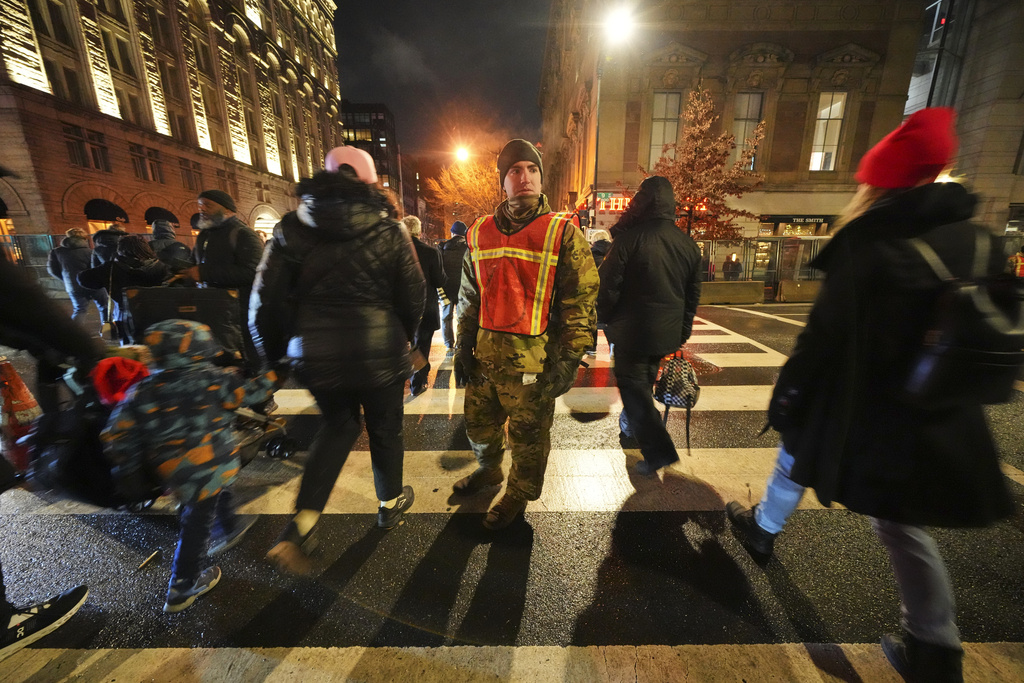 Hour G before Mr. Trump's inauguration: tight security, people in the snow - Photo 2.