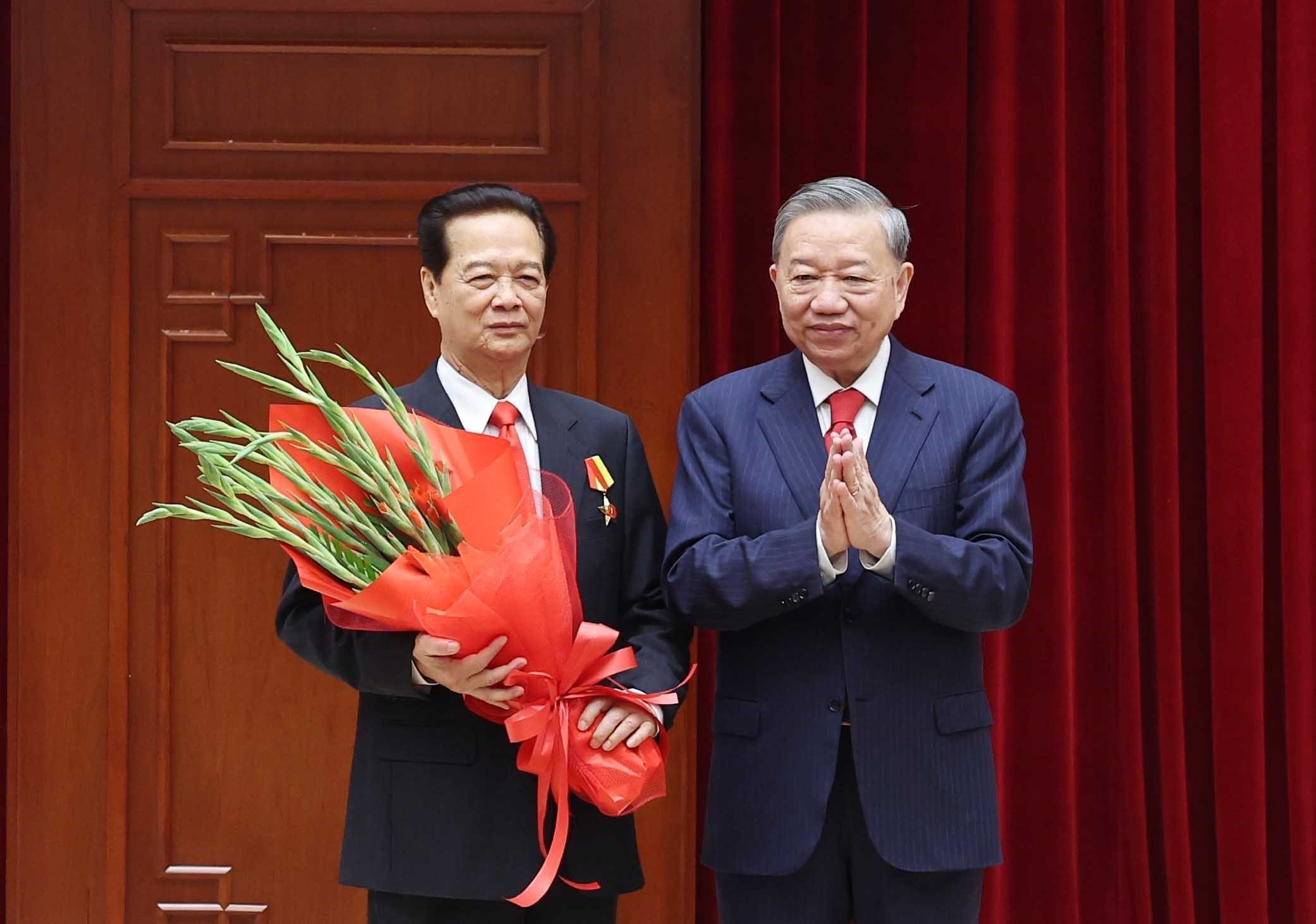 Trao Huân chương Sao Vàng tặng nguyên Tổng Bí thư Nông Đức Mạnh, nguyên Thủ tướng Nguyễn Tấn Dũng- Ảnh 2.