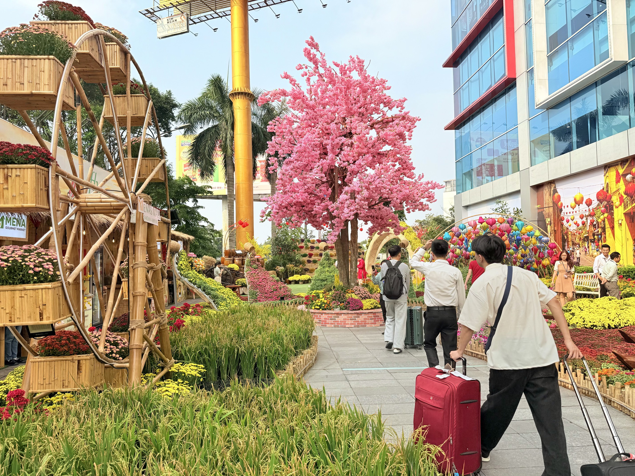 Đường hoa xuân khu vực sân bay Tân Sơn Nhất đón khách du xuân- Ảnh 11.