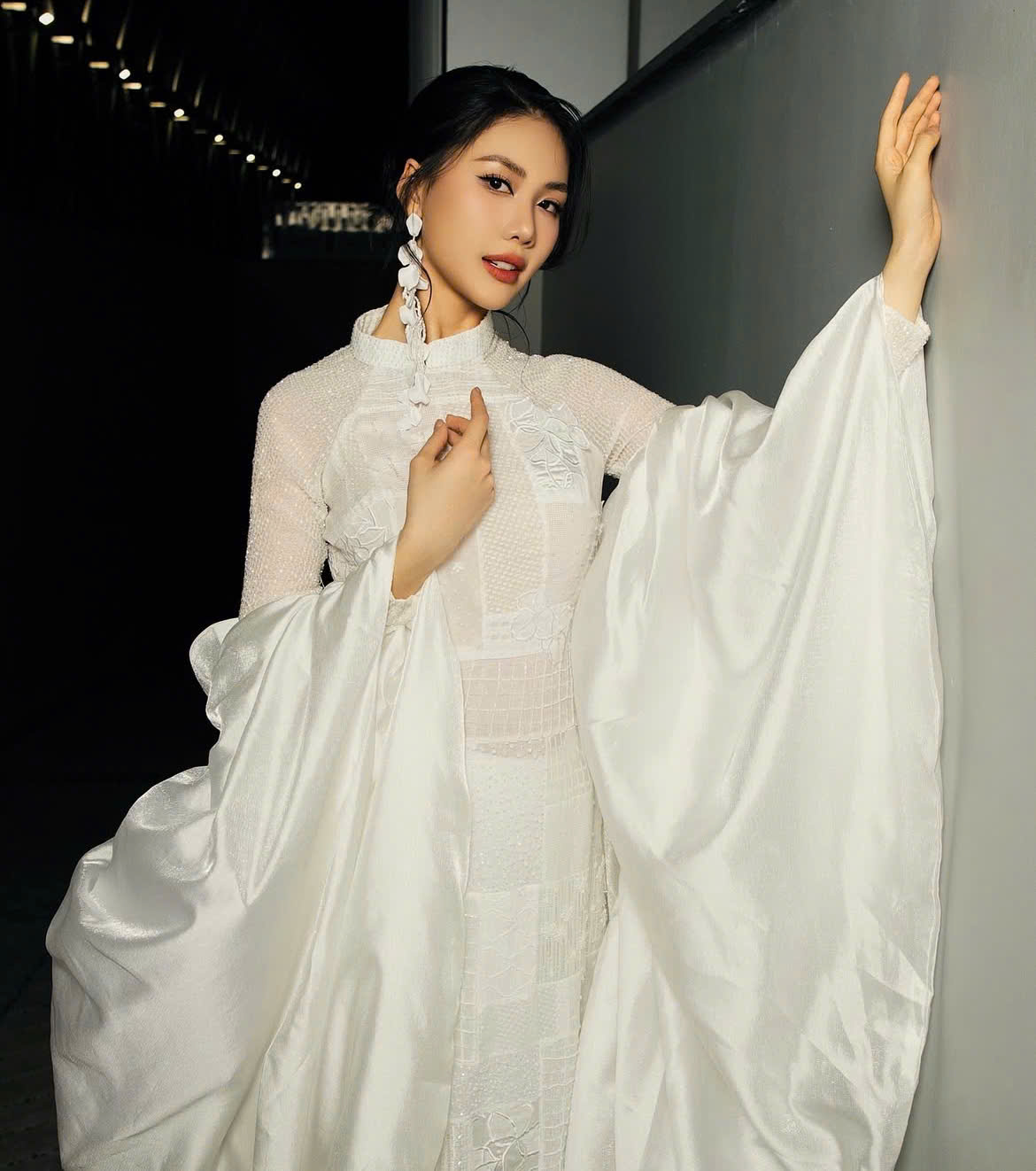 Rahsia memakai ao dai yang cantik semasa Tet - Foto 7. Bí quyết để diện áo dài thật đẹp trong ngày tết- Ảnh 7.