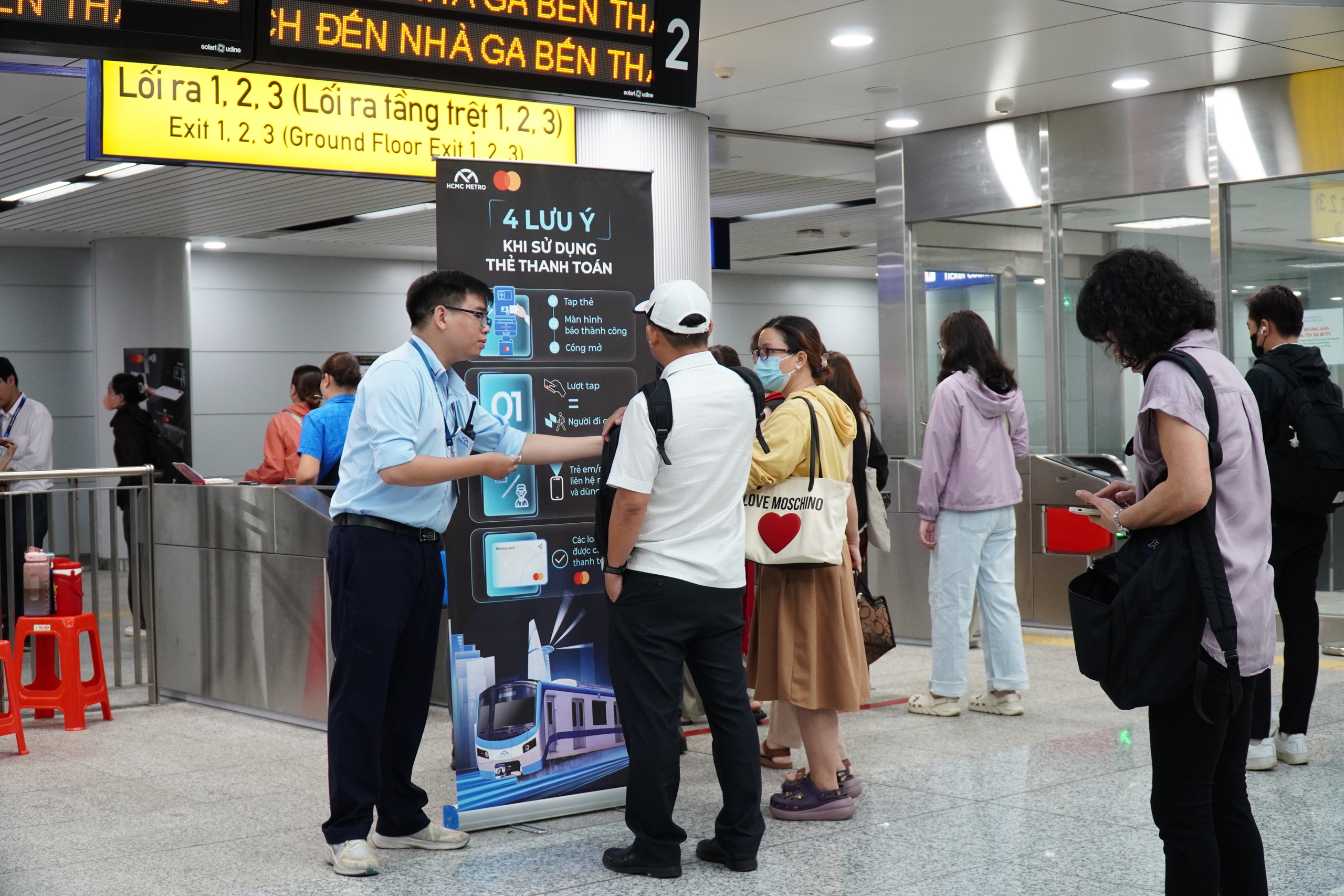 Ngày đầu thu phí vé metro, khách có còn đông?- Ảnh 1.