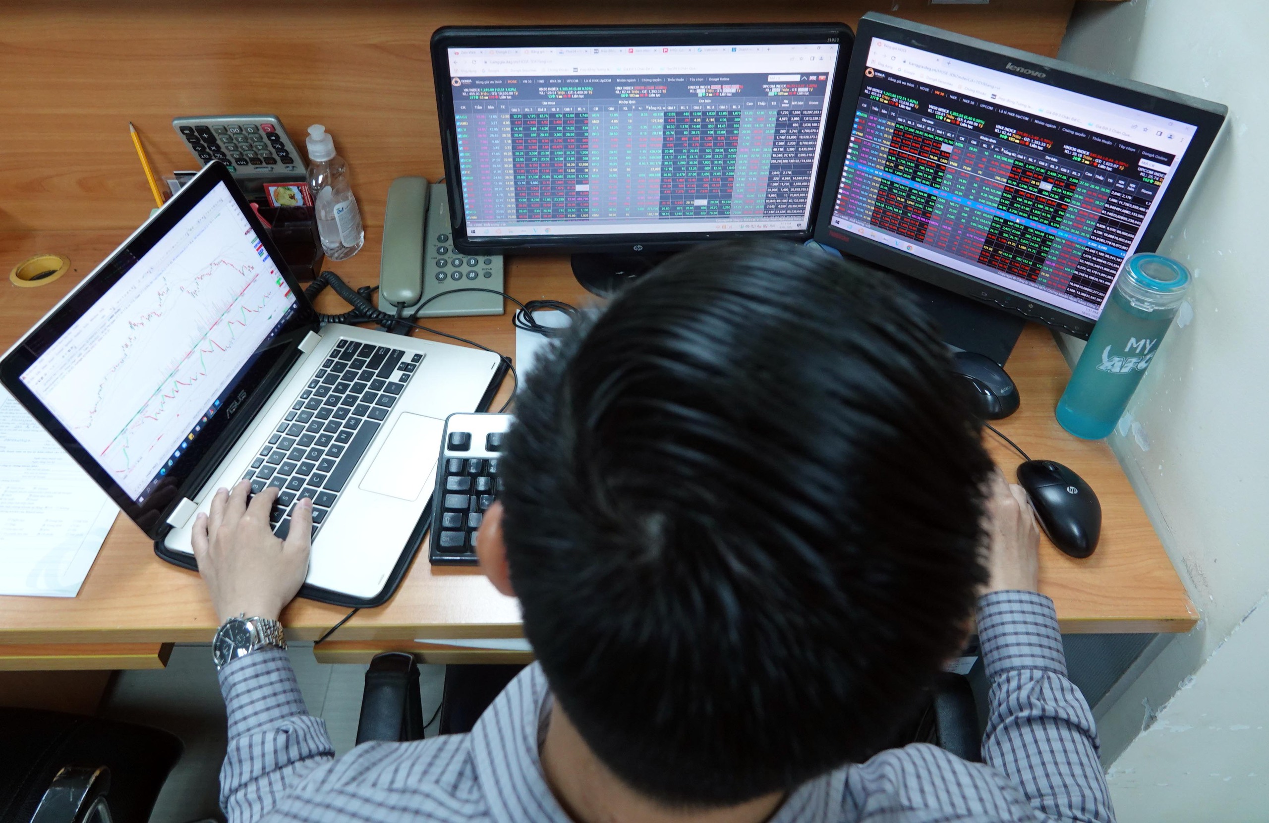 Bỏ đề xuất thu thuế 20% khi bán chứng khoán, VN-Index lập kỷ lục sát 1.700 điểm- Ảnh 1.