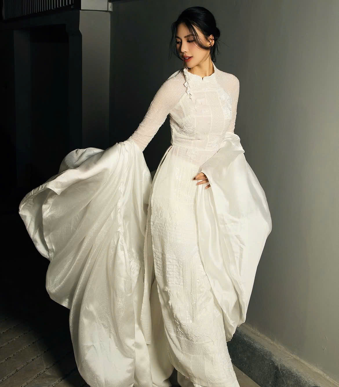 Rahsia memakai ao dai yang cantik semasa Tet - Foto 8. Bí quyết để diện áo dài thật đẹp trong ngày tết- Ảnh 8.