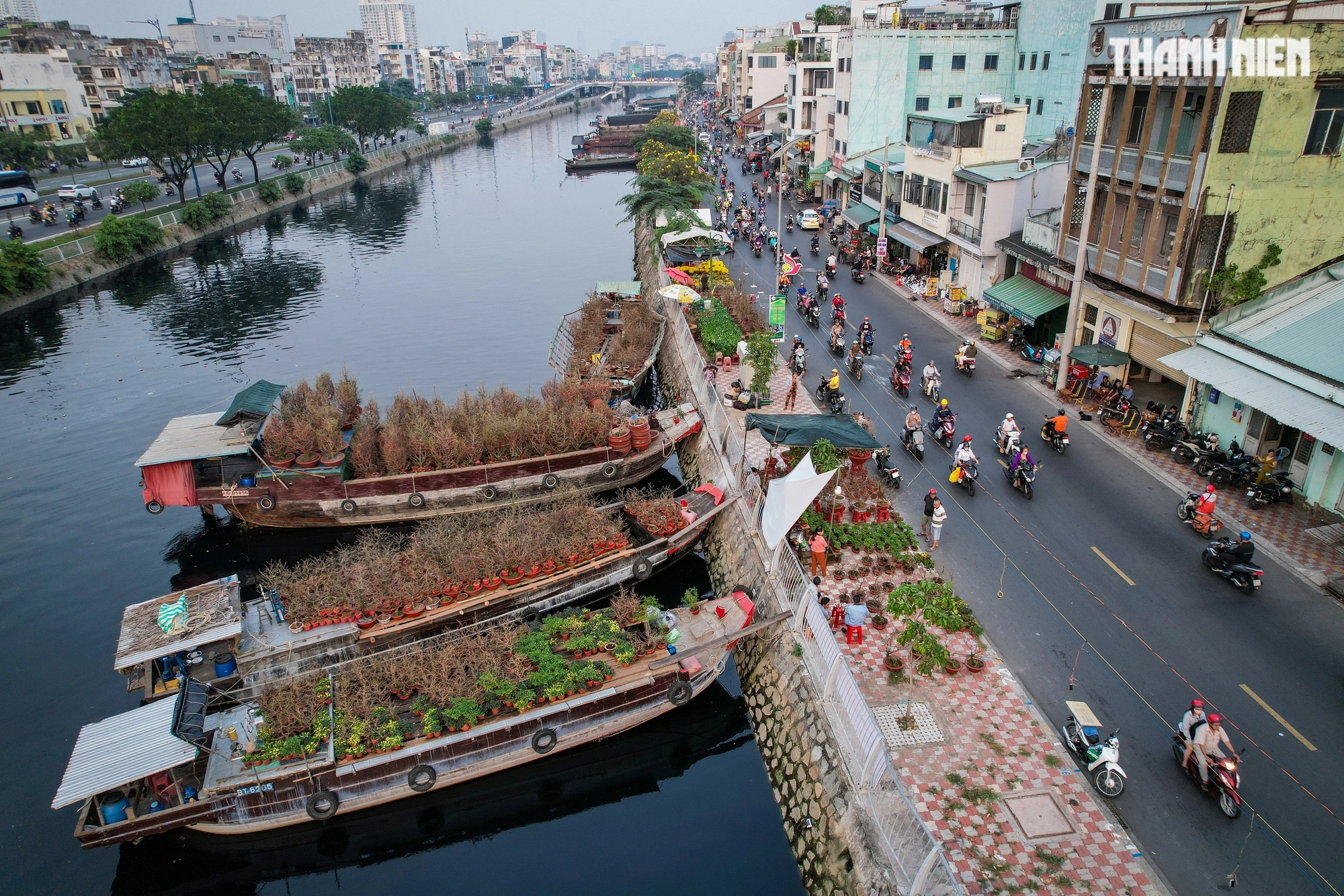 Tấp nập thuyền ghe chở hoa miền Tây cập bến xuân 'Trên bến dưới thuyền'- Ảnh 15.