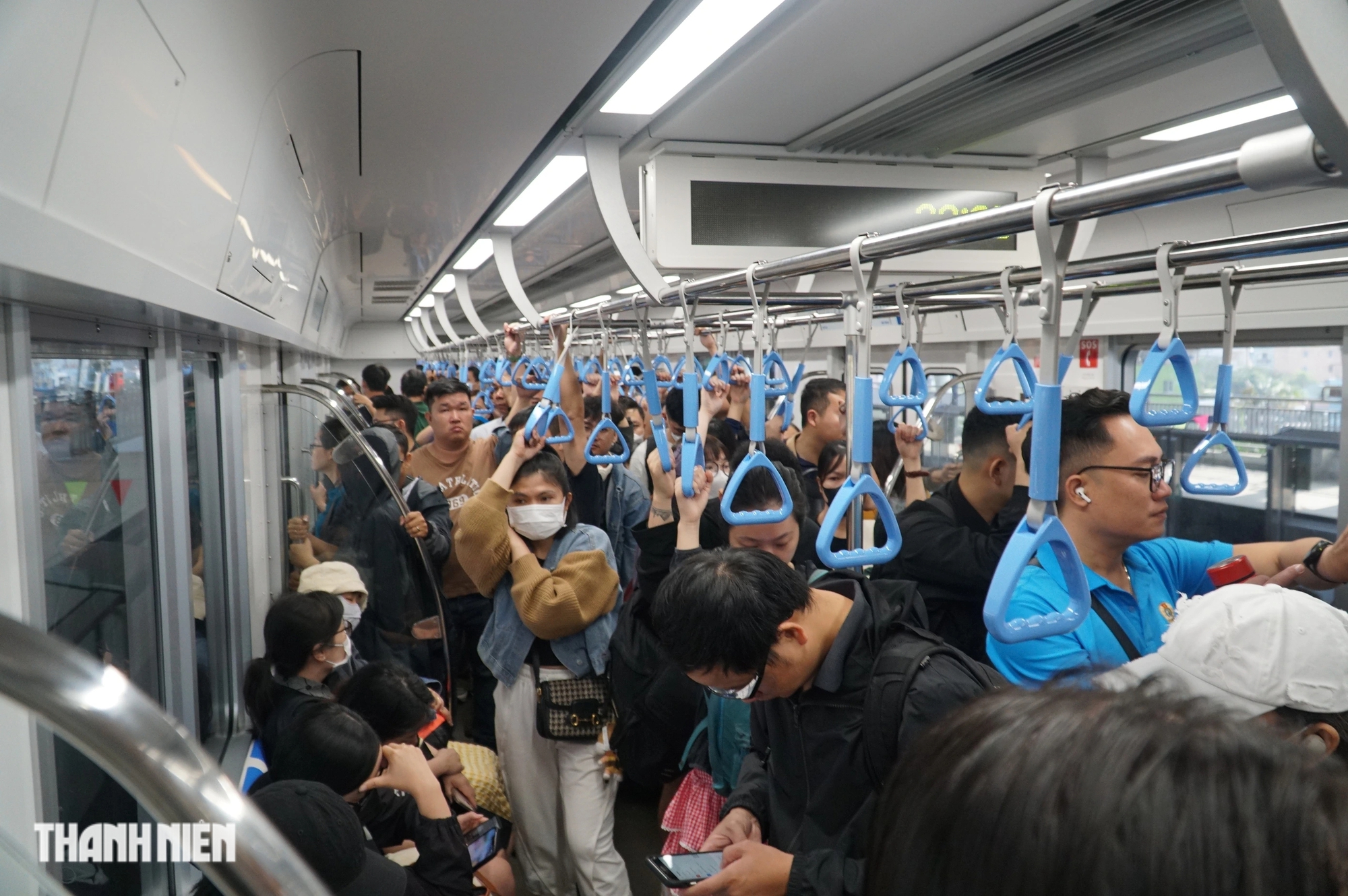 Ngày đầu đi metro số 1 trả tiền: Khách mua vé viết tay, xếp hàng đông- Ảnh 2.