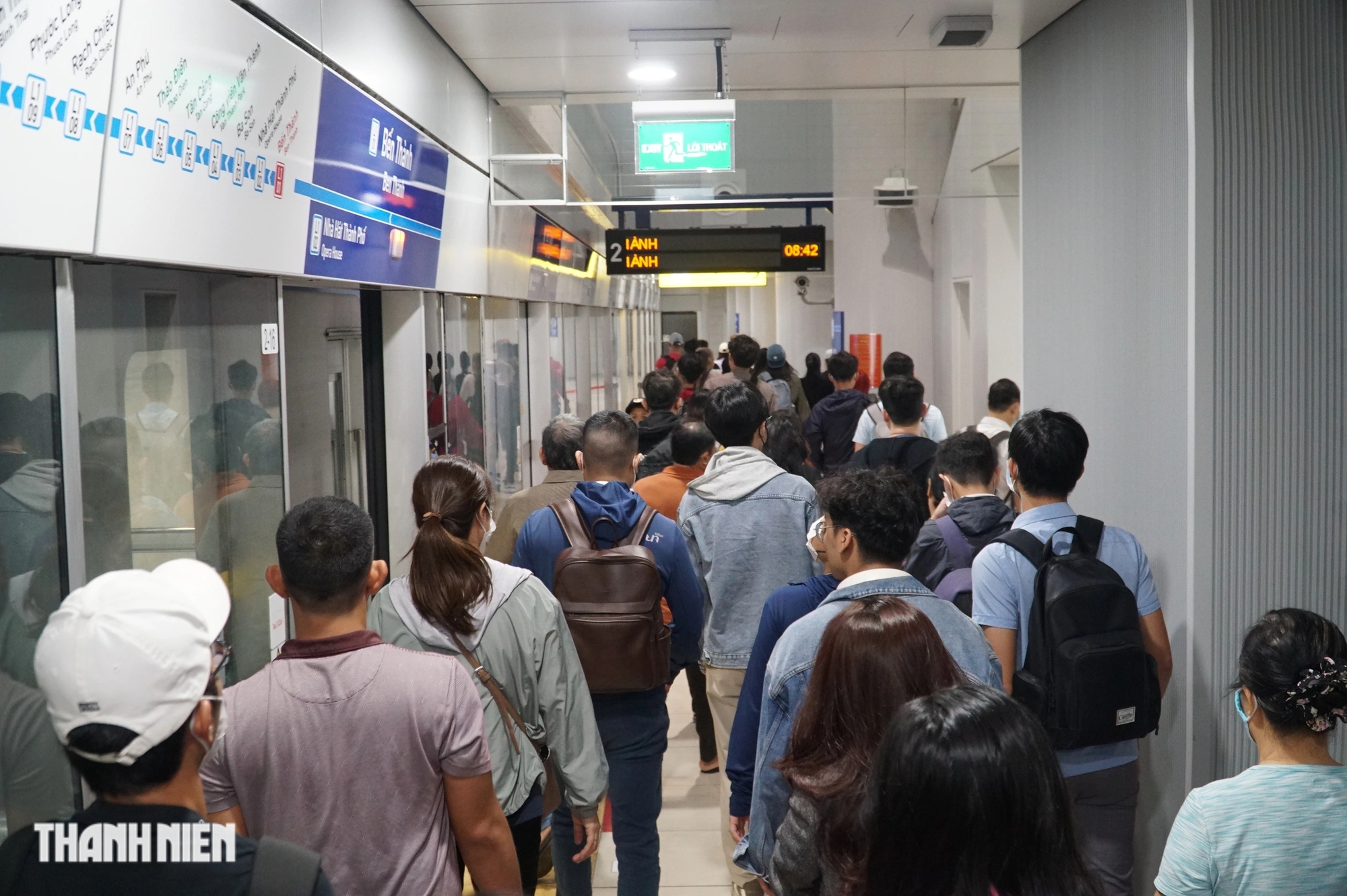 Ngày đầu đi metro số 1 trả tiền: Khách mua vé viết tay, xếp hàng đông- Ảnh 4.