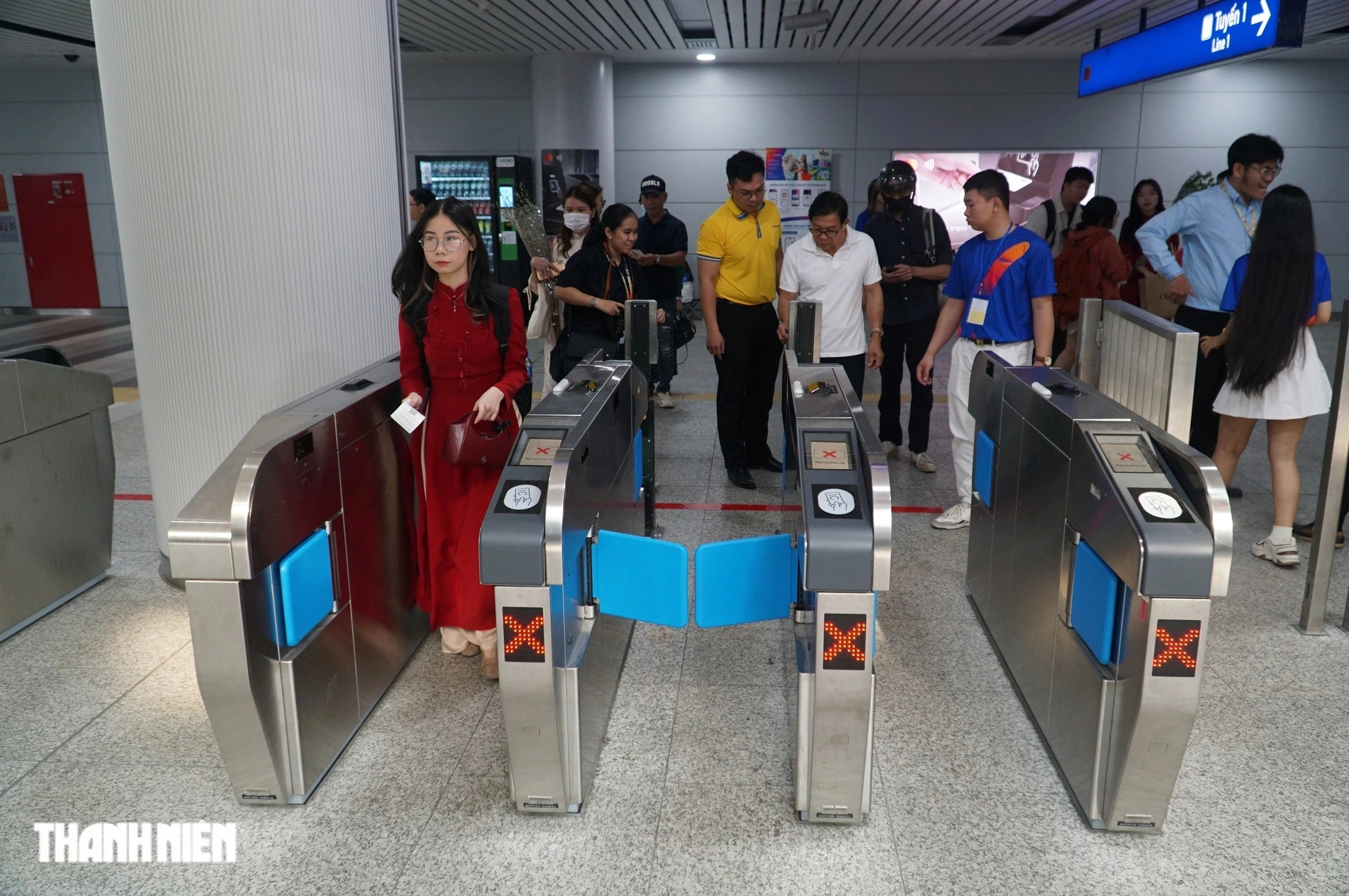 Ngày đầu đi metro số 1 trả tiền: Khách mua vé viết tay, xếp hàng đông- Ảnh 1.