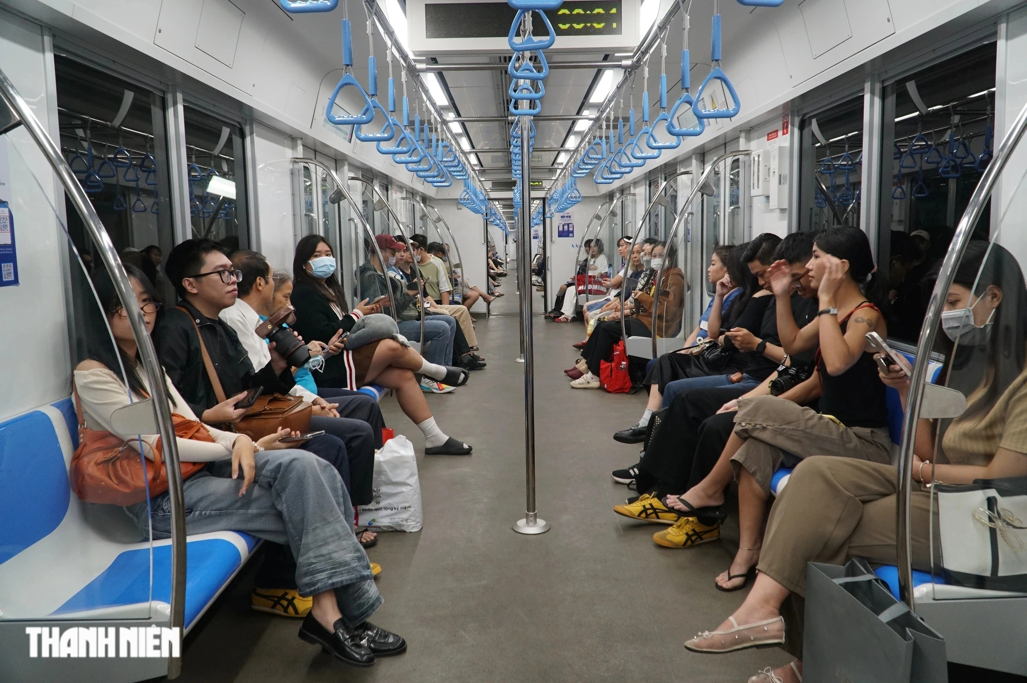 Ngày đầu đi metro số 1 trả tiền: Khách mua vé viết tay, xếp hàng đông- Ảnh 3.