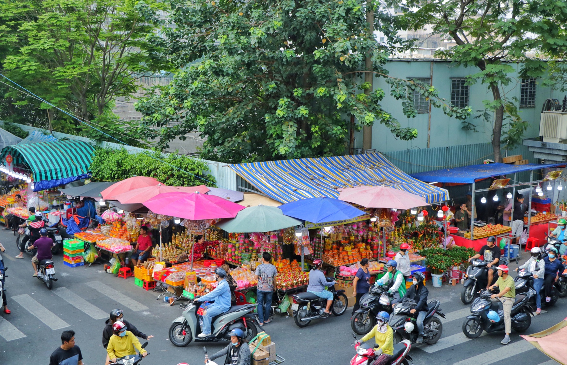 Chợ Lớn có chợ độc lạ chỉ 'xuất hiện' khi tết đến: Có gì hấp dẫn?- Ảnh 1.