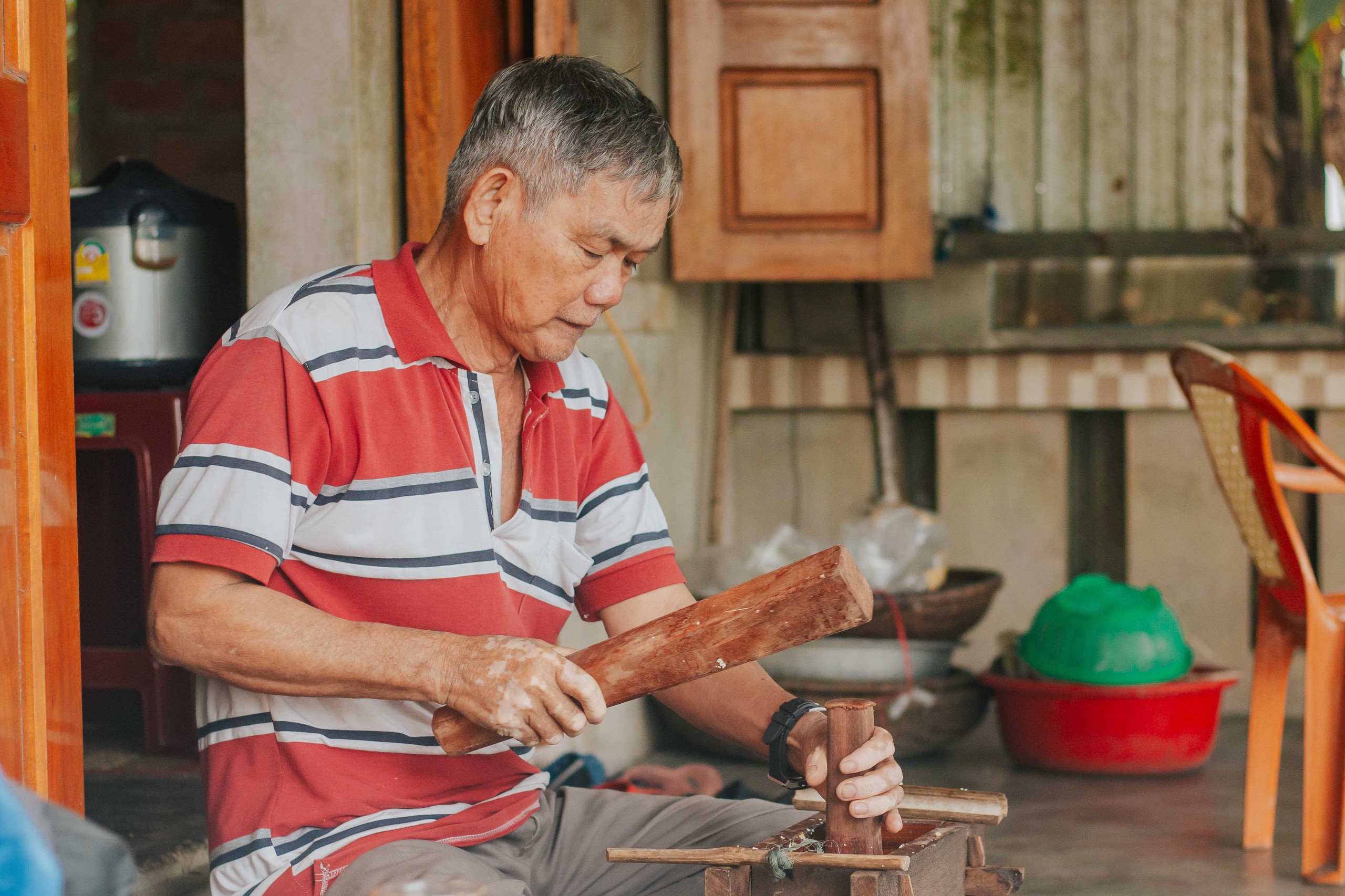 L&agrave;ng trăm tuổi vang tiếng 'lộc cộc' dịp tết: Cả nh&agrave; ngồi g&otilde; l&agrave;m m&oacute;n b&aacute;nh vị qu&ecirc;- Ảnh 1.