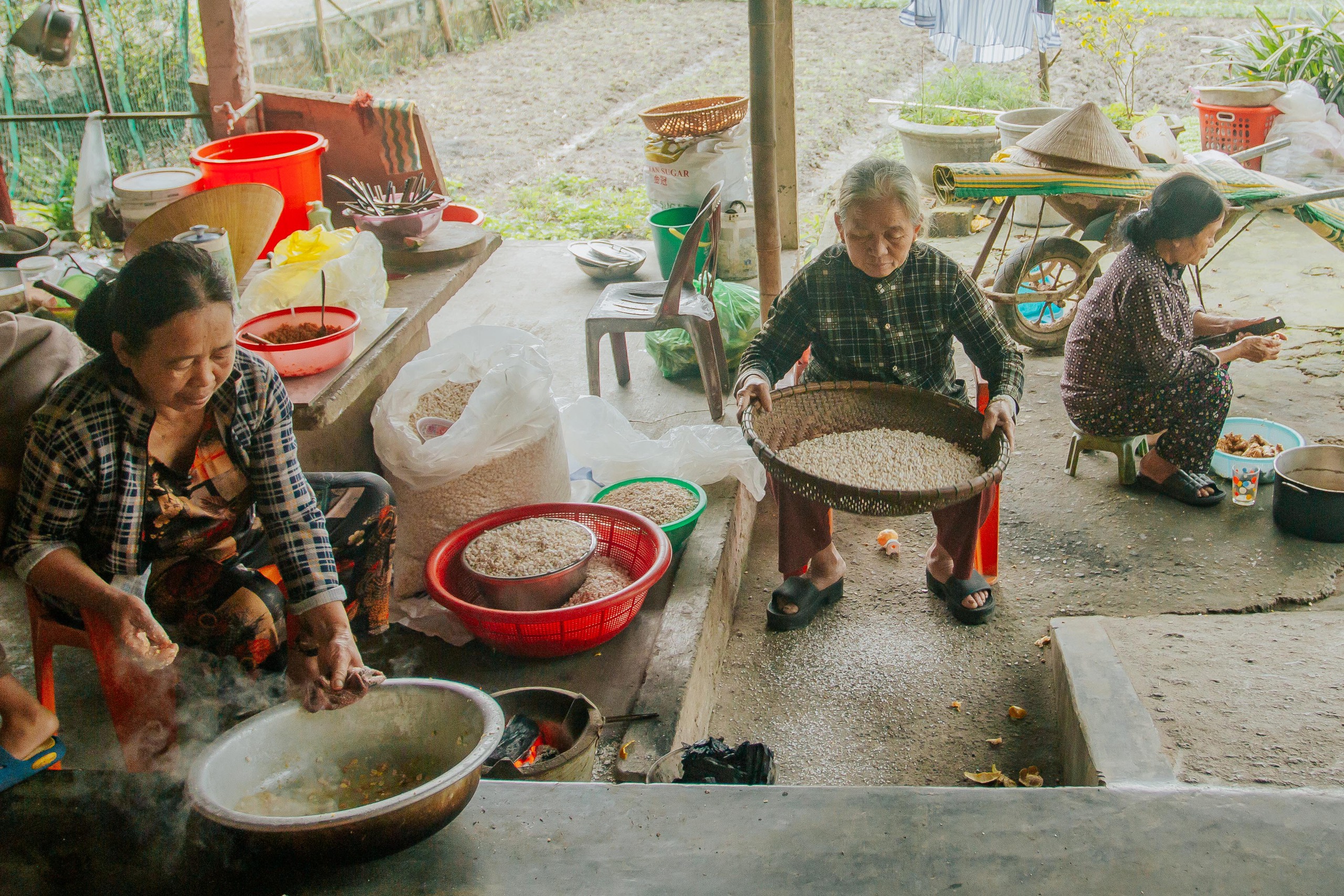 L&agrave;ng trăm tuổi vang tiếng 'lộc cộc' dịp tết: Cả nh&agrave; ngồi g&otilde; l&agrave;m m&oacute;n b&aacute;nh vị qu&ecirc;- Ảnh 3.