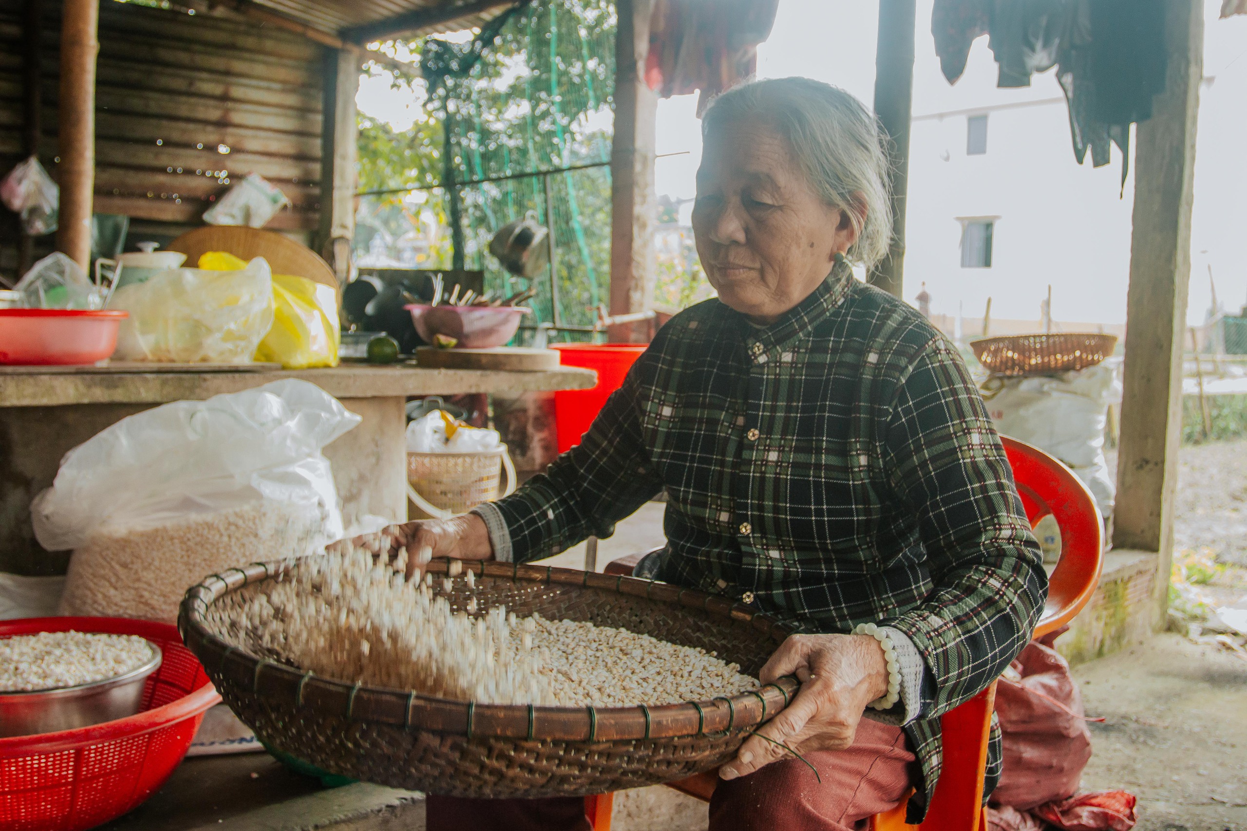 L&agrave;ng trăm tuổi vang tiếng 'lộc cộc' dịp tết: Cả nh&agrave; ngồi g&otilde; l&agrave;m m&oacute;n b&aacute;nh vị qu&ecirc;- Ảnh 8.