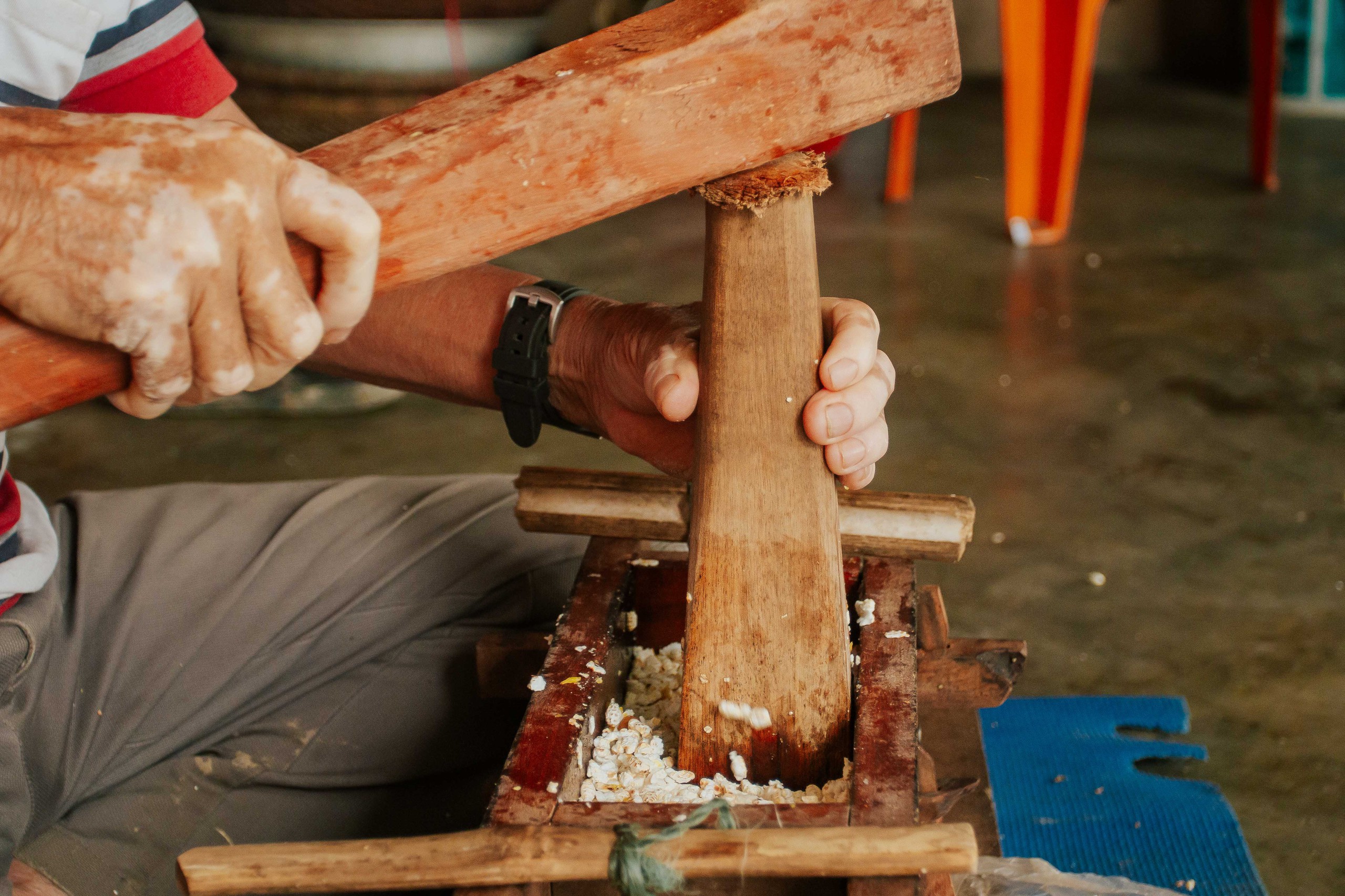 L&agrave;ng trăm tuổi vang tiếng 'lộc cộc' dịp tết: Cả nh&agrave; ngồi g&otilde; l&agrave;m m&oacute;n b&aacute;nh vị qu&ecirc;- Ảnh 9.