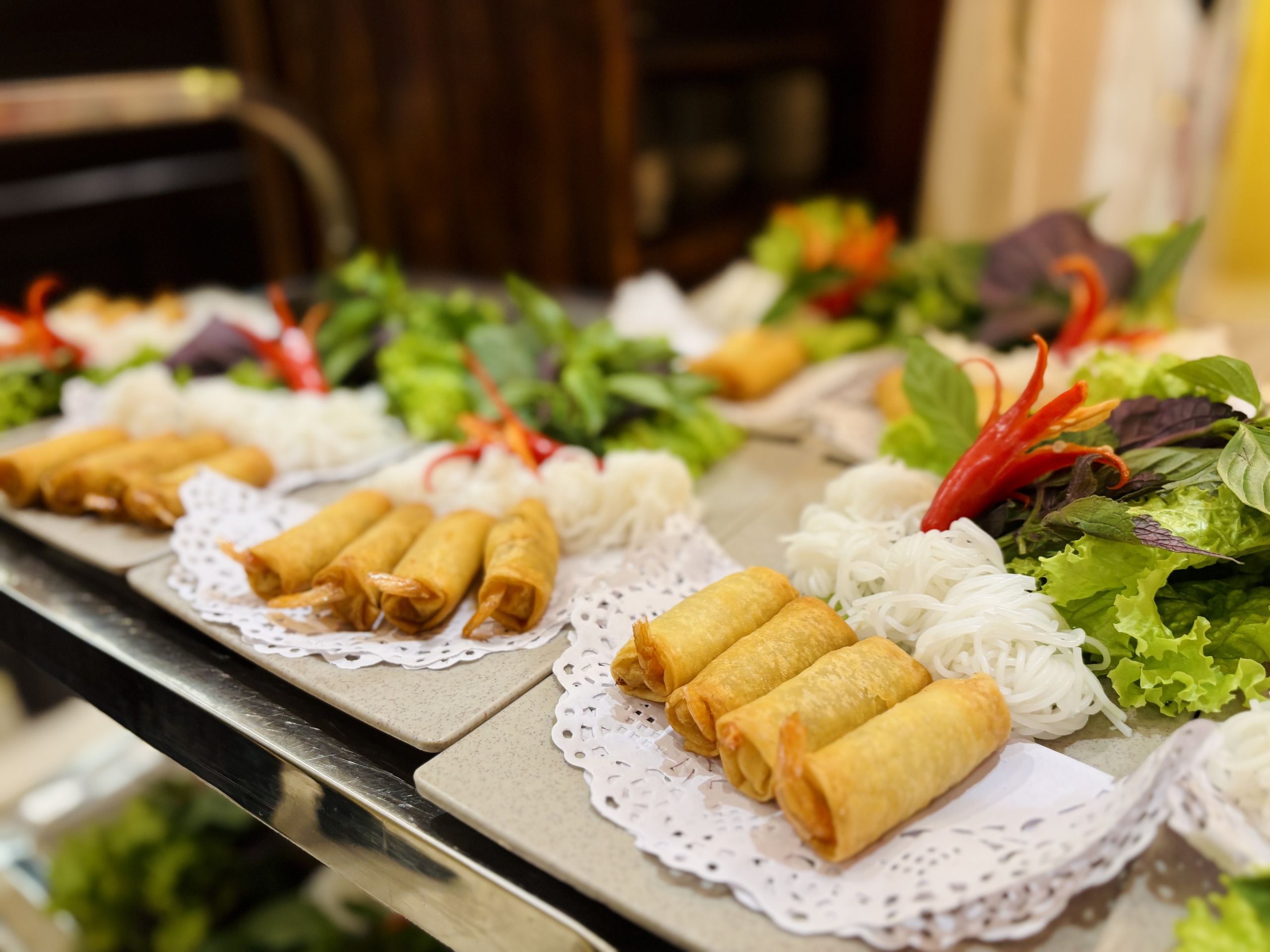 Khách Tây tấm tắc khen bánh chưng- Ảnh 4. Khách Tây tấm tắc khen bánh chưng- Ảnh 4.