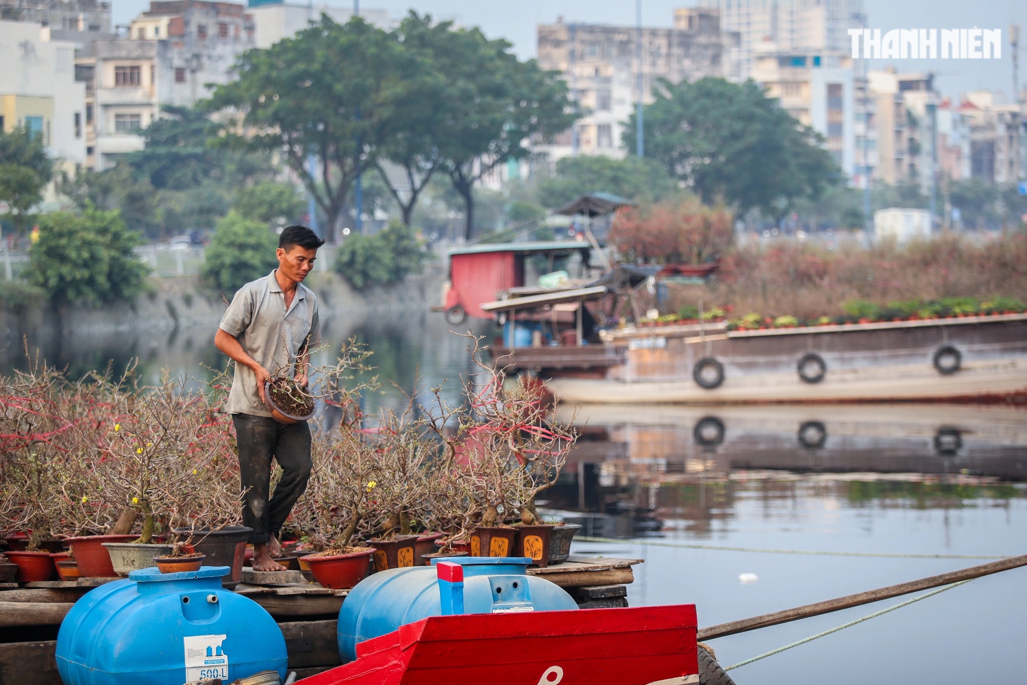 Tấp nập thuyền ghe chở hoa miền Tây cập bến xuân 'Trên bến dưới thuyền'- Ảnh 4.