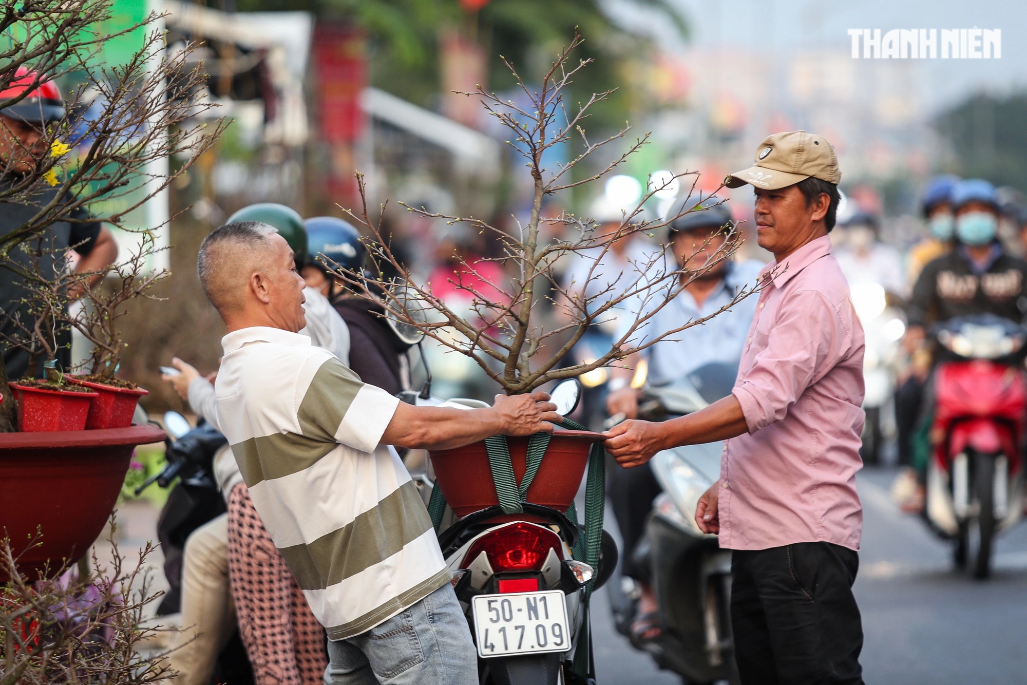 Tấp nập thuyền ghe chở hoa miền Tây cập bến xuân 'Trên bến dưới thuyền'- Ảnh 5.