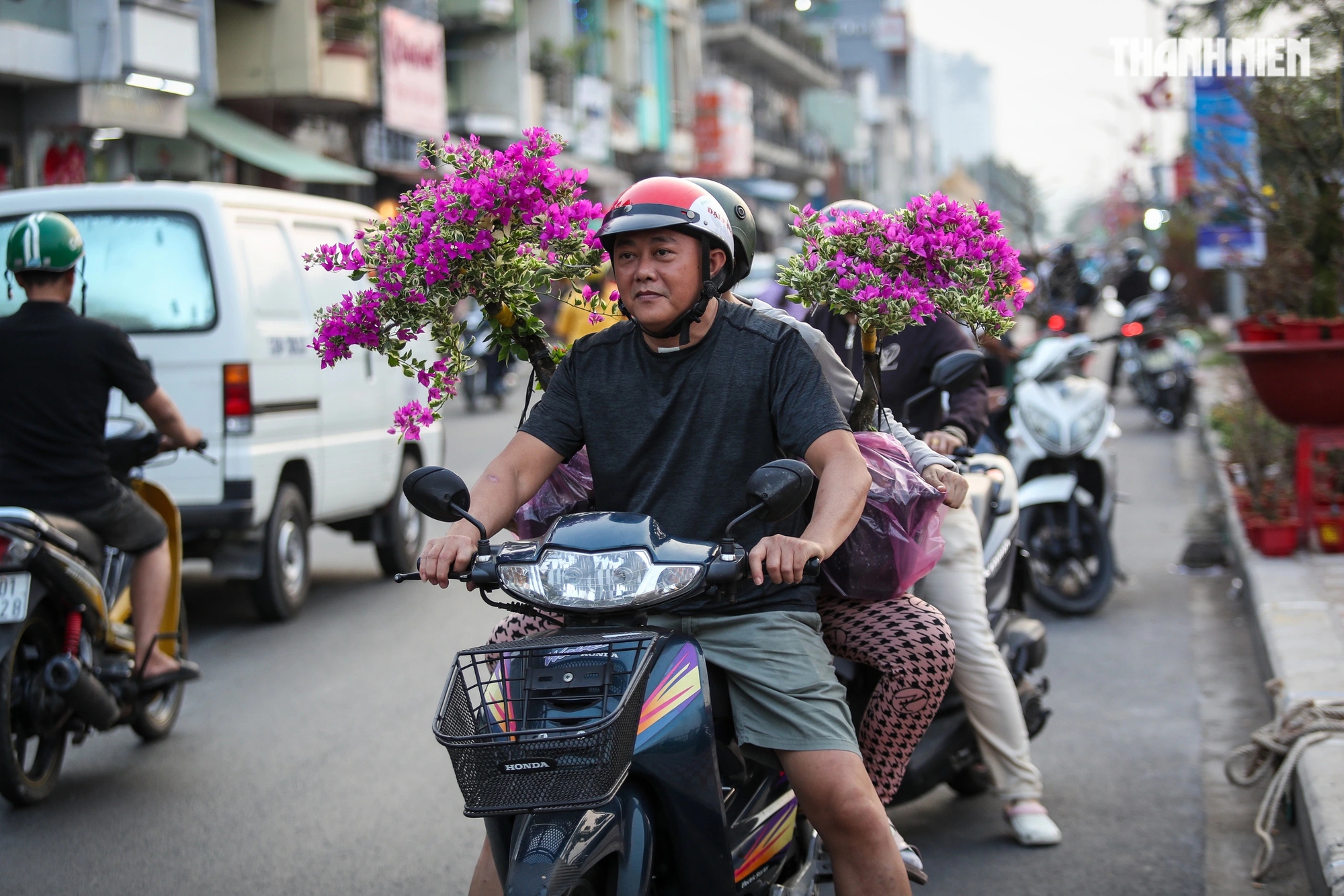 Tấp nập thuyền ghe chở hoa miền Tây cập bến xuân 'Trên bến dưới thuyền'- Ảnh 8.