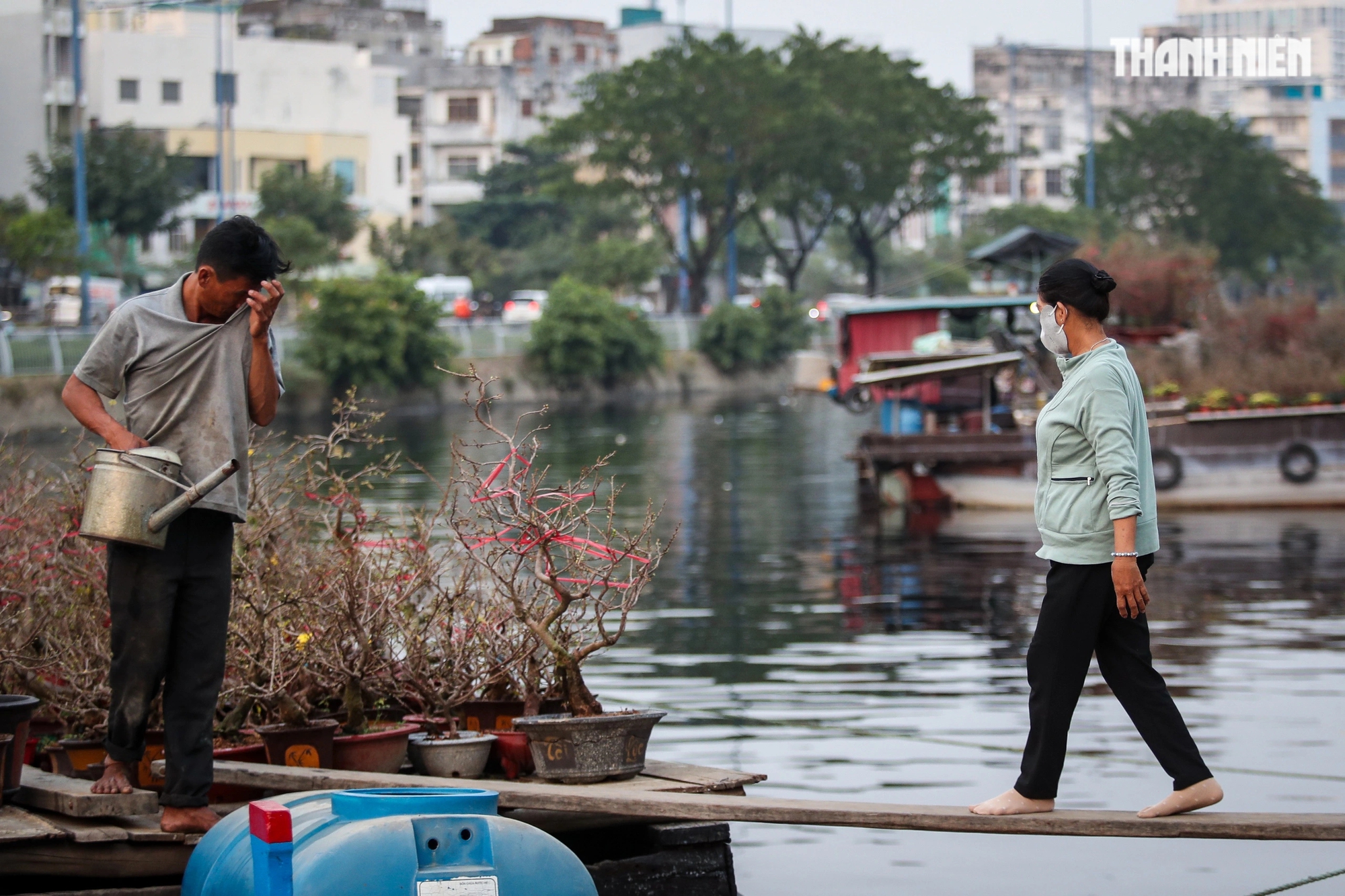 Tấp nập thuyền ghe chở hoa miền Tây cập bến xuân 'Trên bến dưới thuyền'- Ảnh 10.