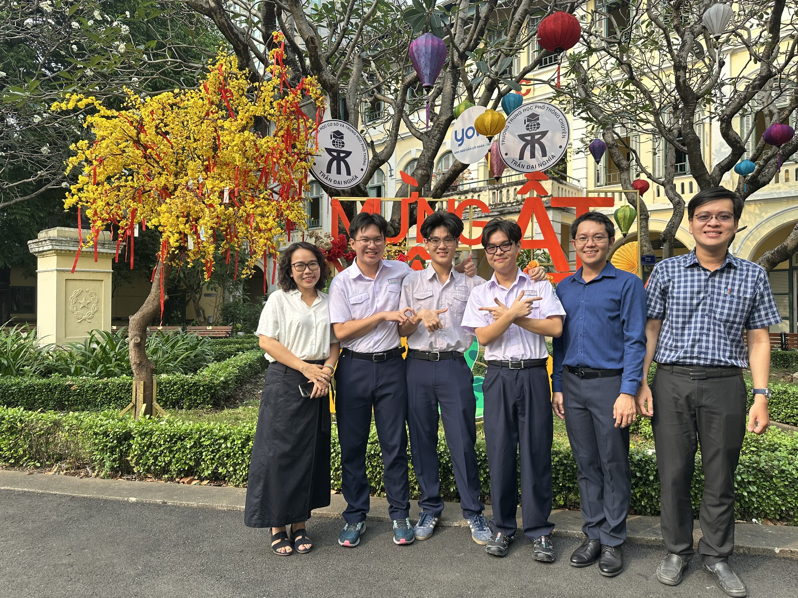 Trio siswa kelas 11 memenangkan hadiah pertama dalam kompetisi bahasa Inggris nasional - Foto 3. Bộ ba lớp 11 đạt giải nhất học sinh giỏi quốc gia tiếng Anh- Ảnh 3.