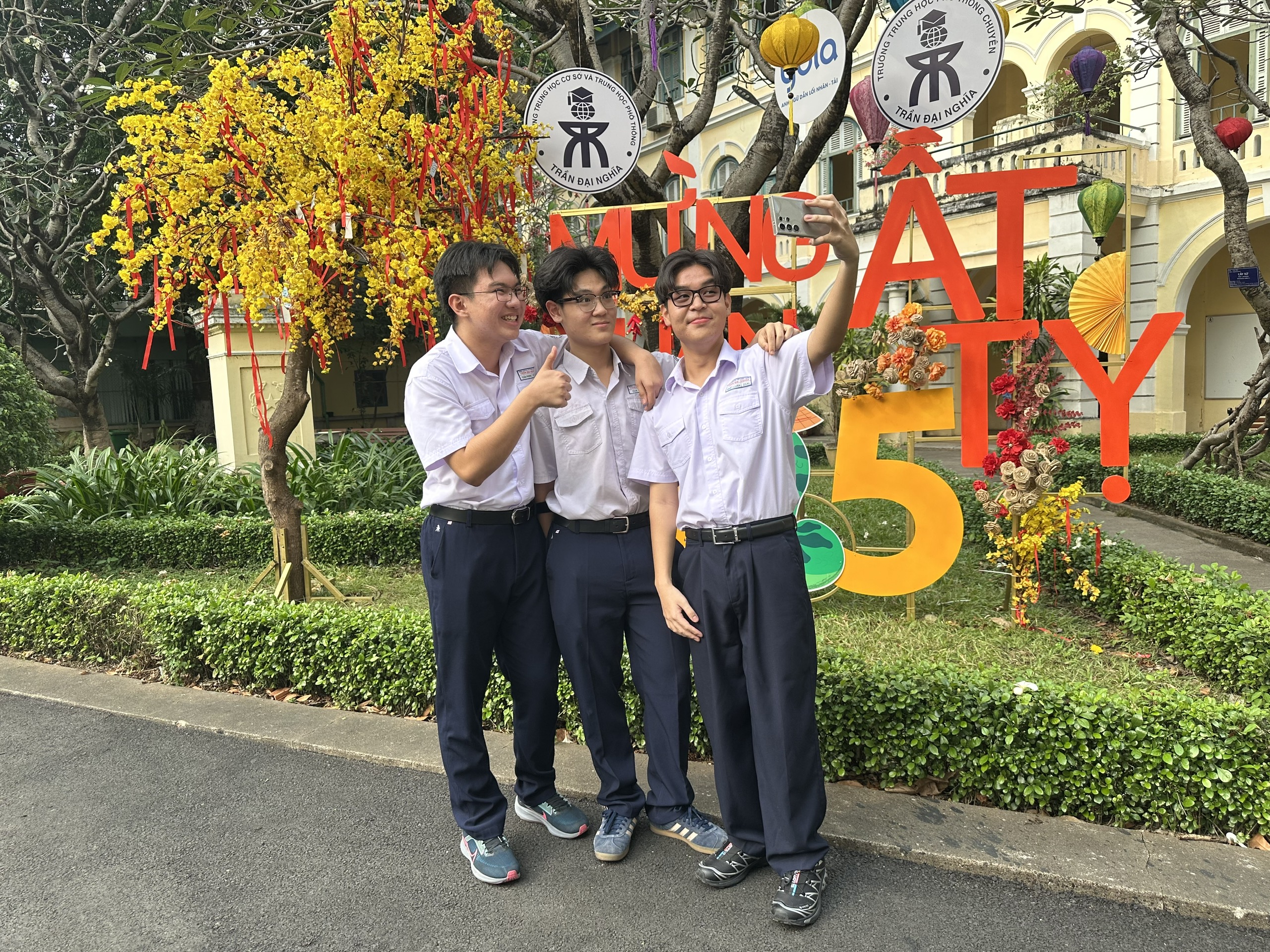 Trio siswa kelas 11 memenangkan hadiah pertama dalam kompetisi bahasa Inggris nasional - Foto 1. Bộ ba lớp 11 đạt giải nhất học sinh giỏi quốc gia tiếng Anh- Ảnh 1.