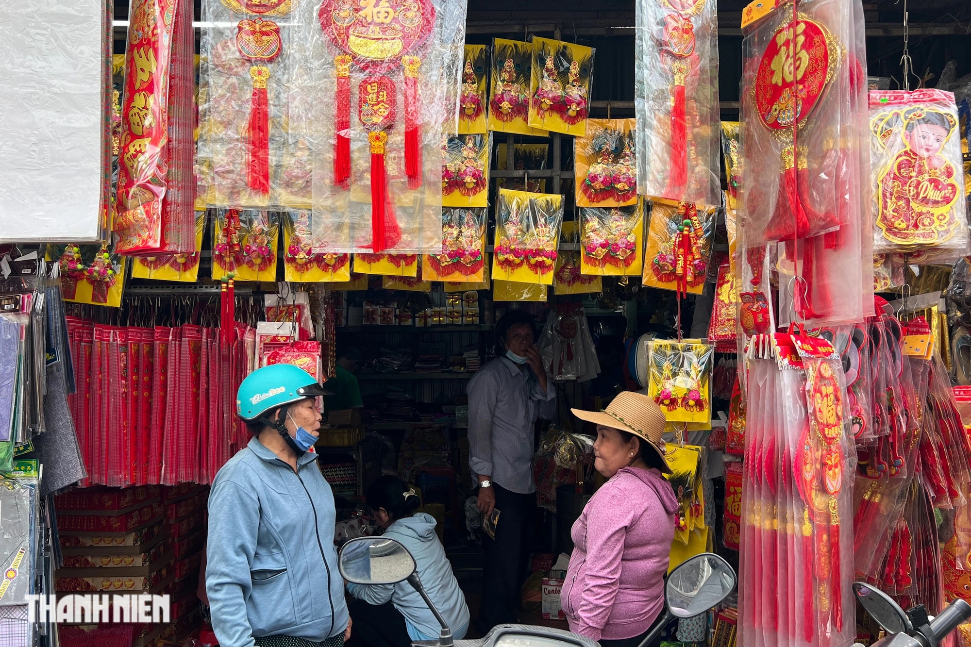 Chợ vàng mã ở TP.HCM dịp Tết Nguyên đán: 'Đồ giả nhưng tấm lòng thật'- Ảnh 12.