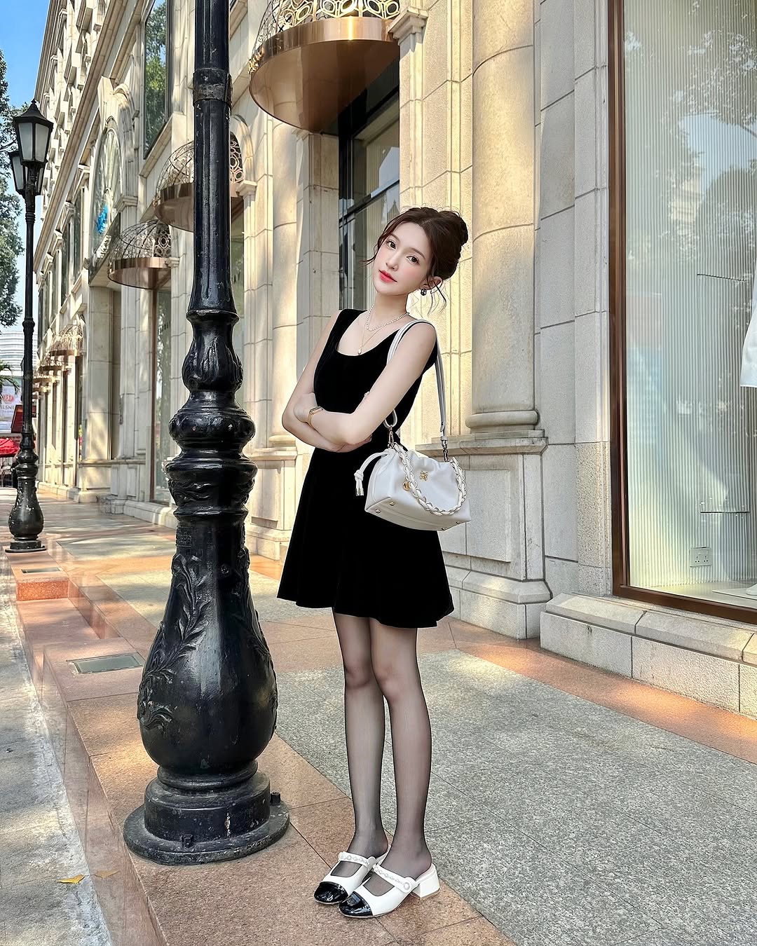 स्टाइलिश जूतों के साथ वसंत में टहलना - फोटो 1. Dạo phố ngày xuân với những kiểu giày sành điệu- Ảnh 1.