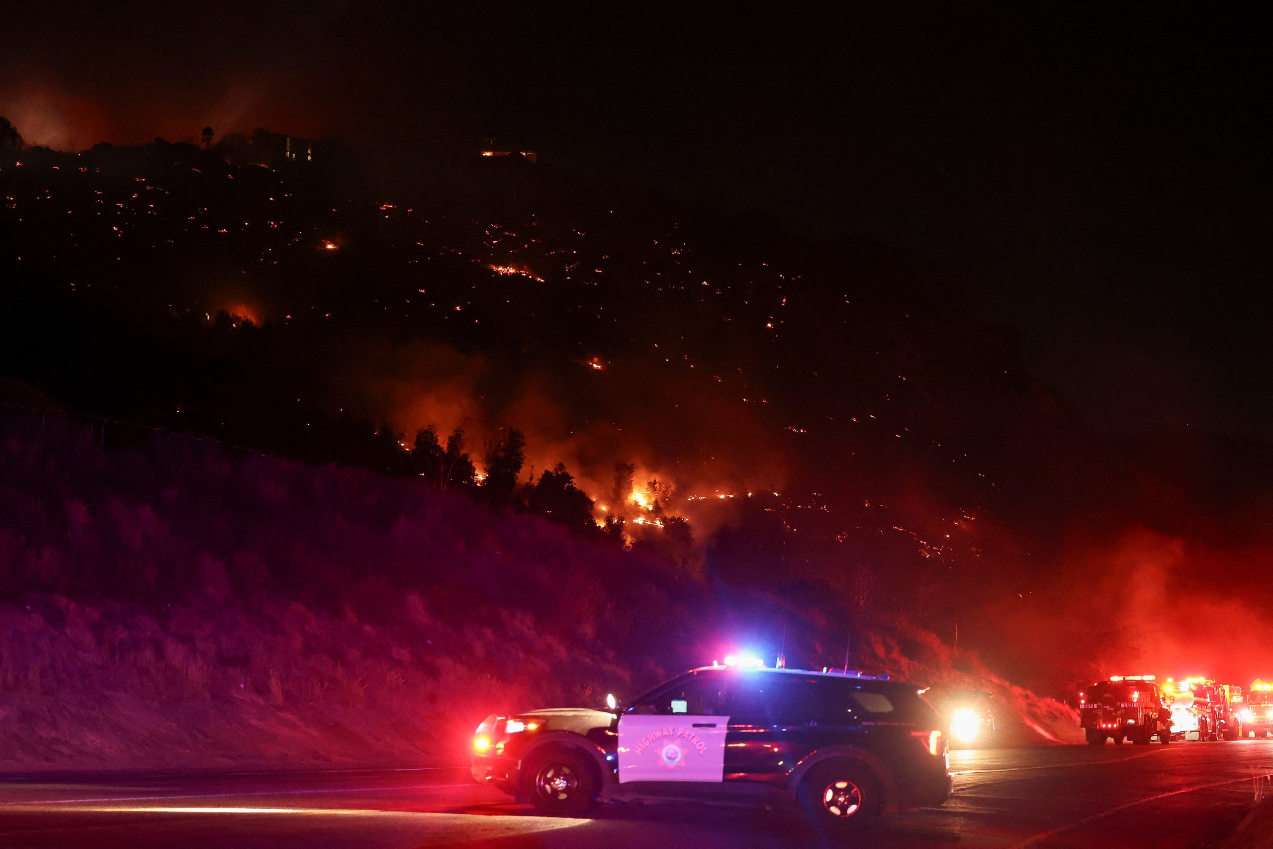 More new forest fires amid strong winds in California - Photo 2.