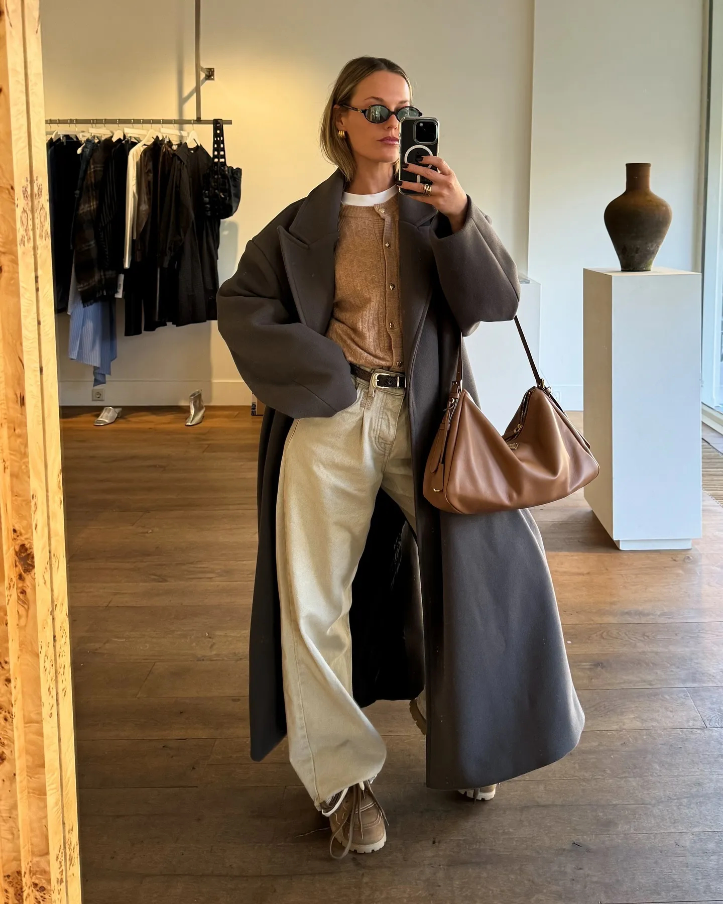 ट्राउजर, जींस और कार्डिगन, हर अवसर के लिए एकदम सही पोशाक- फोटो 4. Quần tây, quần jeans và áo cardigan, trang phục hoàn hảo cho mọi dịp- Ảnh 4.