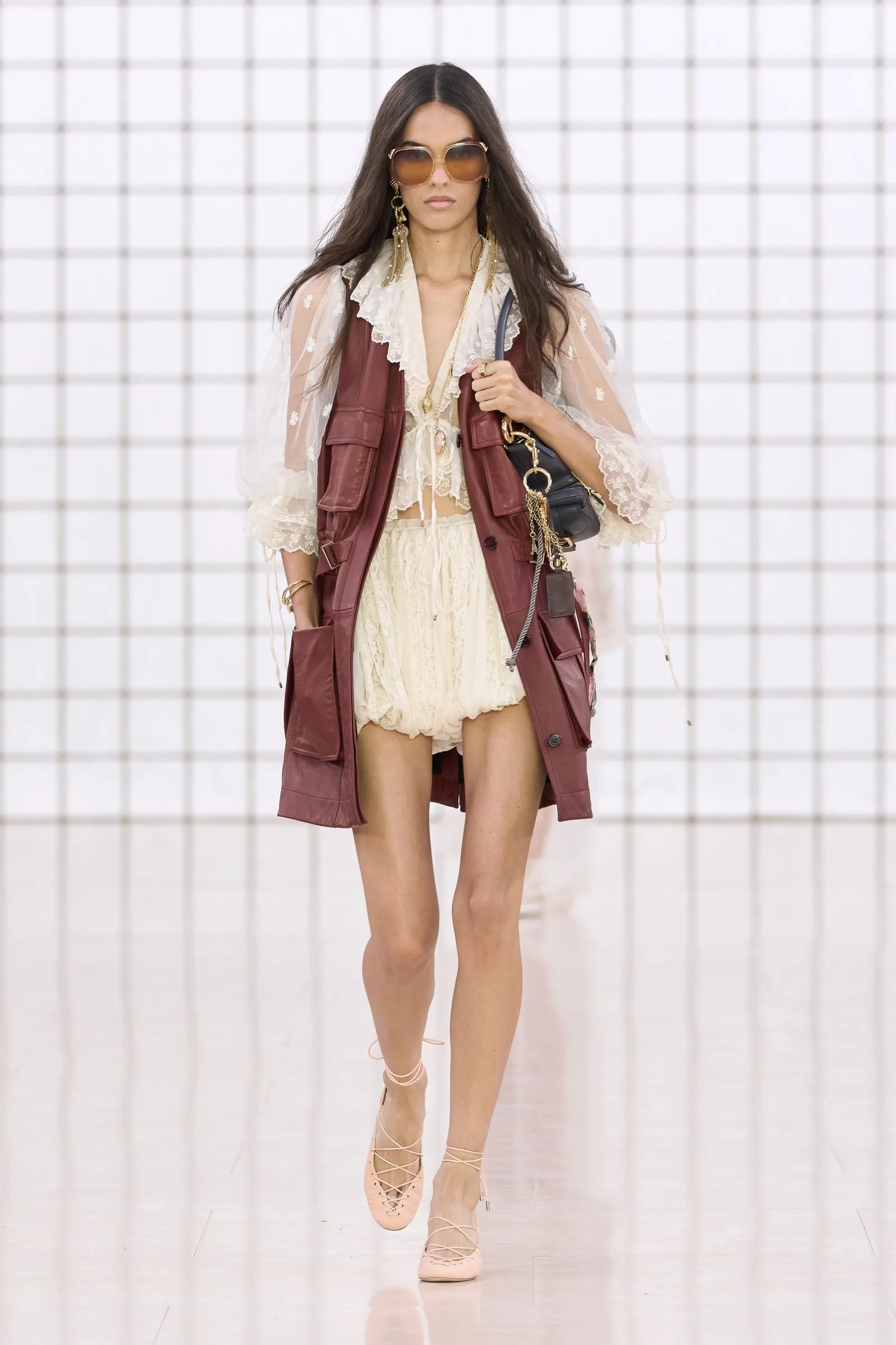 Shirt en vest, moderne boho-stijl van de lente-zomertrend - Foto 4. Áo sơ mi và vest, phong cách boho hiện đại của xu hướng xuân hè- Ảnh 4.