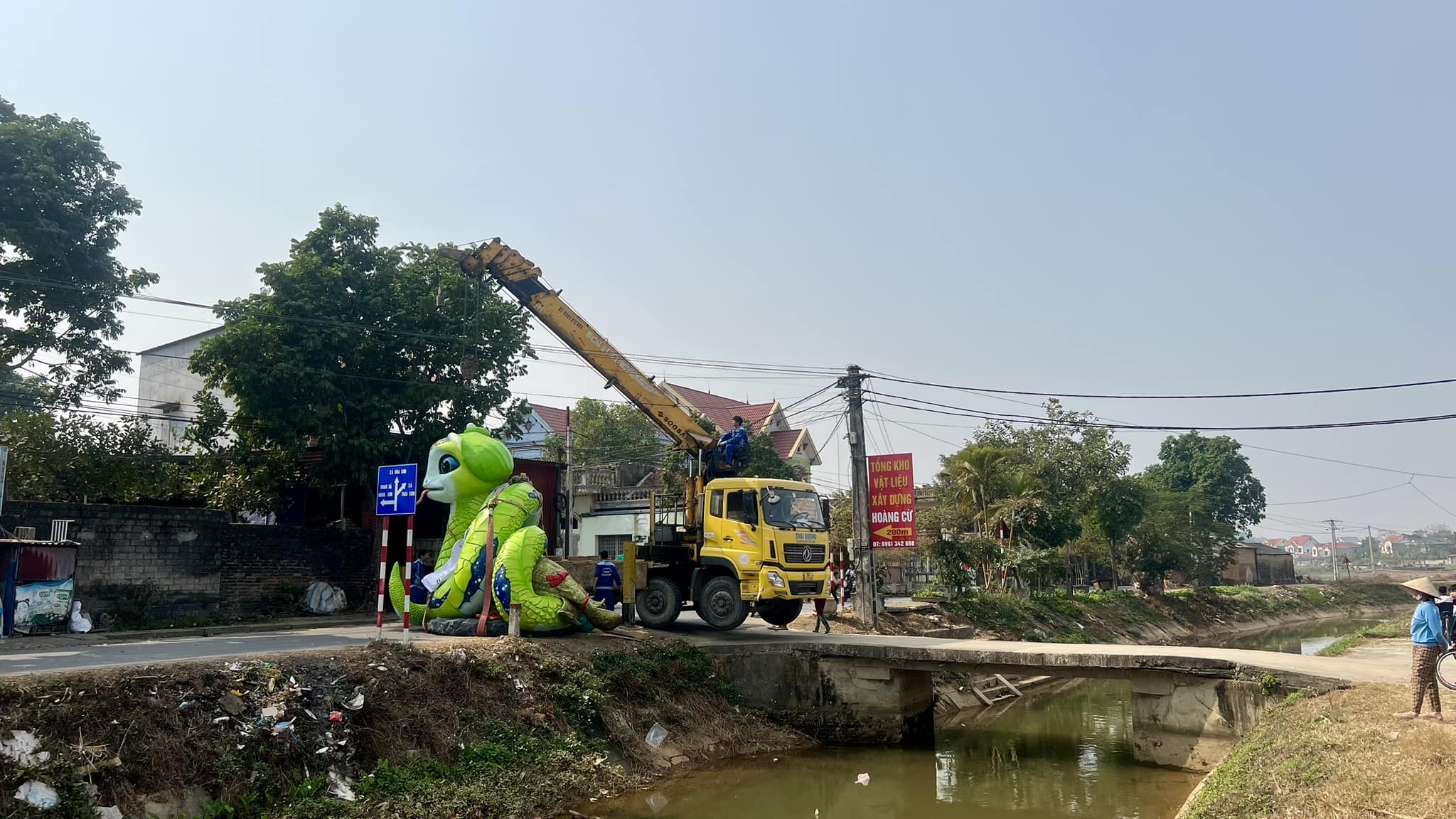 'Rắn Hạnh Phúc' 7 tấn từ quê lên phố... ăn tết: Điều khiến nghệ nhân xúc động- Ảnh 7.