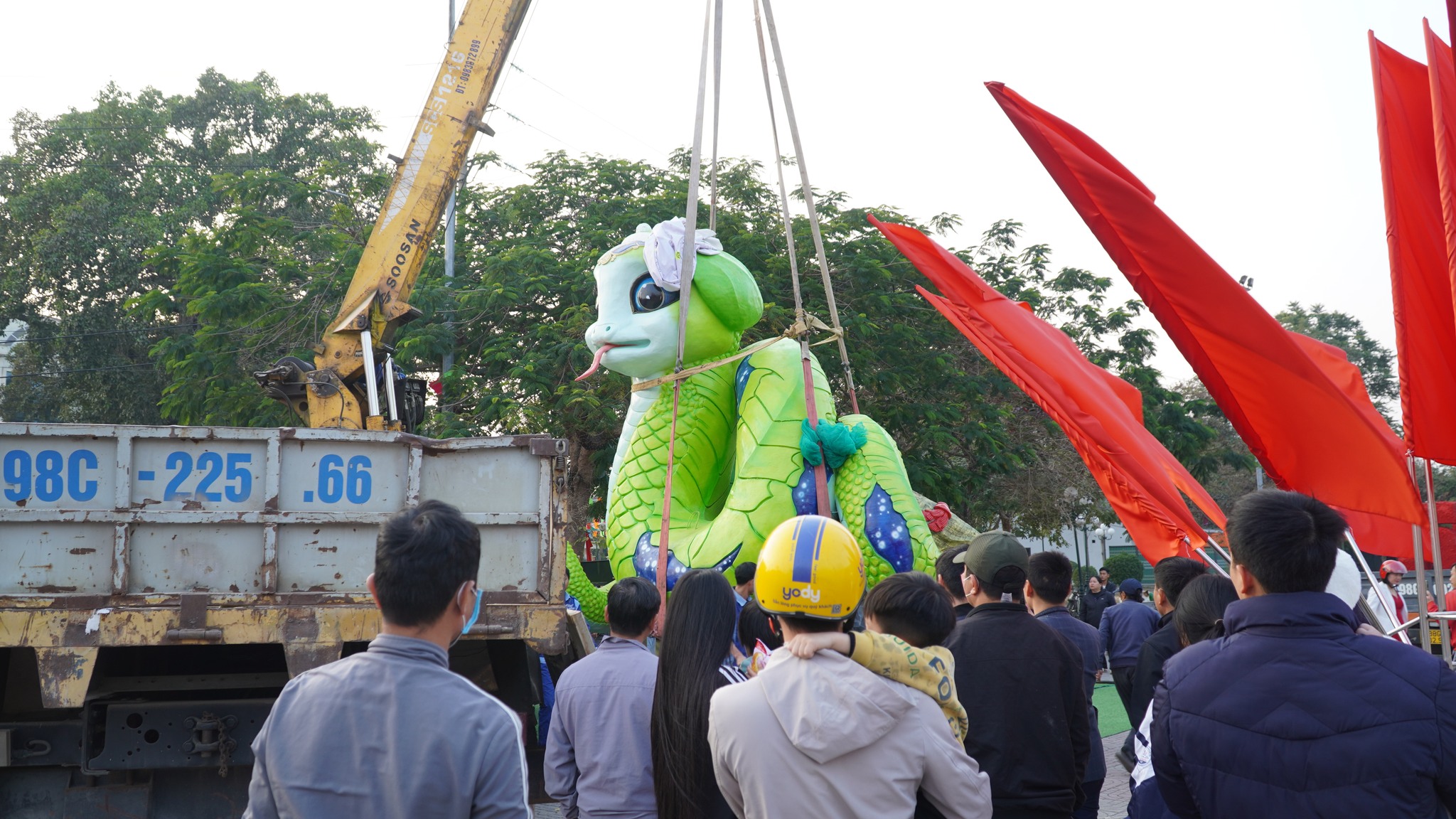 'Rắn Hạnh Phúc' 7 tấn từ quê lên phố... ăn tết: Điều khiến nghệ nhân xúc động- Ảnh 9.