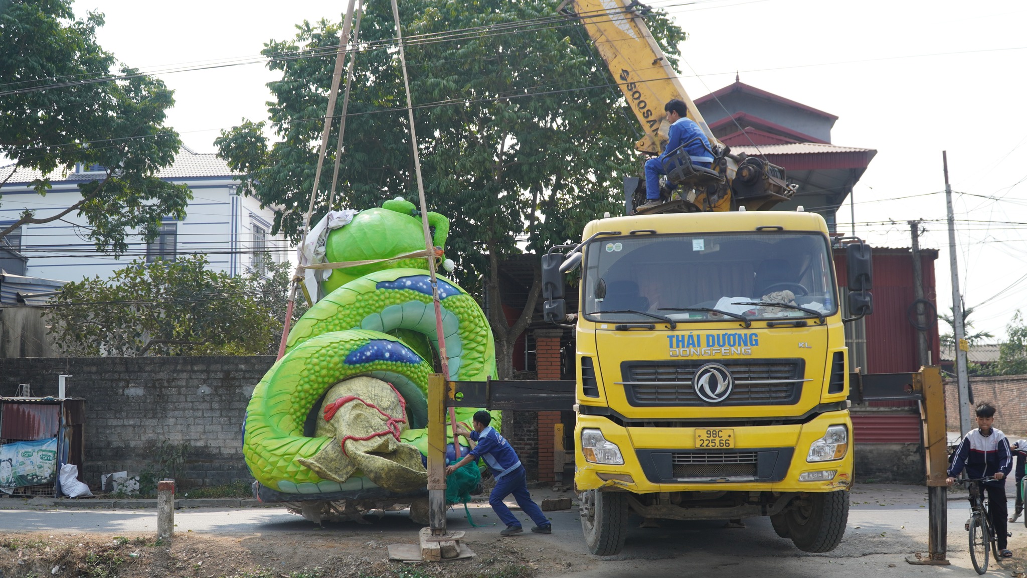 'Rắn Hạnh Phúc' 7 tấn từ quê lên phố... ăn tết: Điều khiến nghệ nhân xúc động- Ảnh 1.