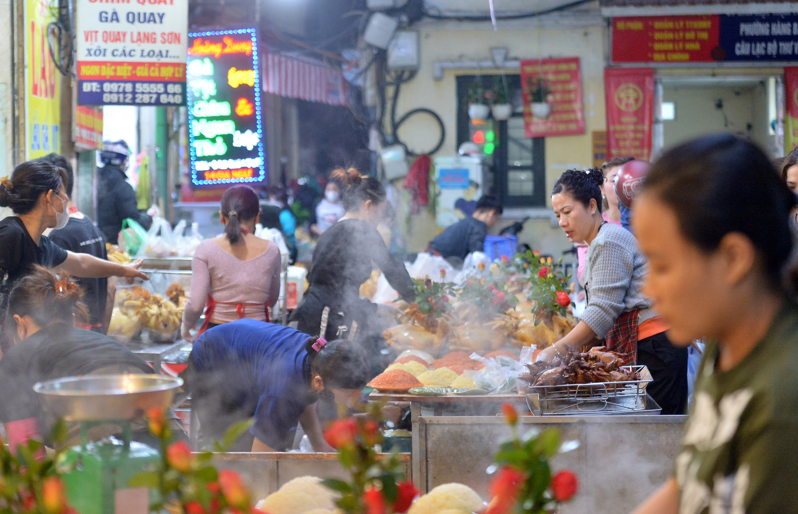 Giá cá chép đỏ tăng gấp 5 lần, người dân 'méo mặt' ngày ông Công ông Táo- Ảnh 1.