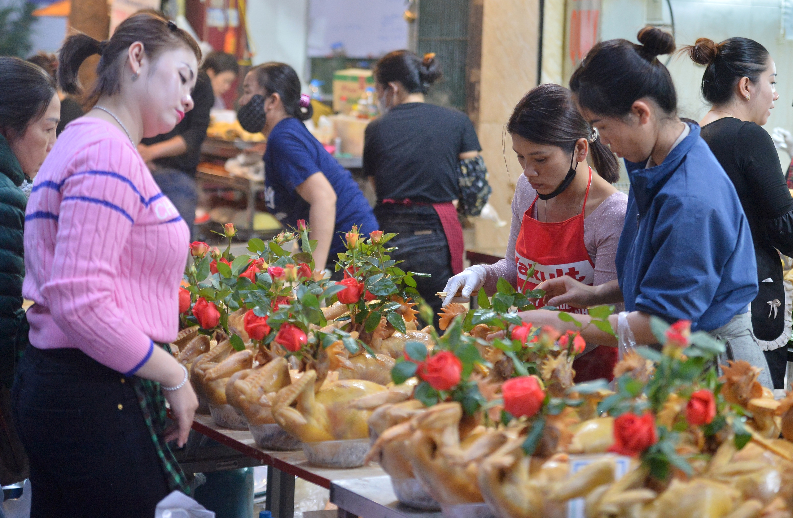 Giá cá chép đỏ tăng gấp 5 lần, người dân 'méo mặt' ngày ông Công ông Táo- Ảnh 3.