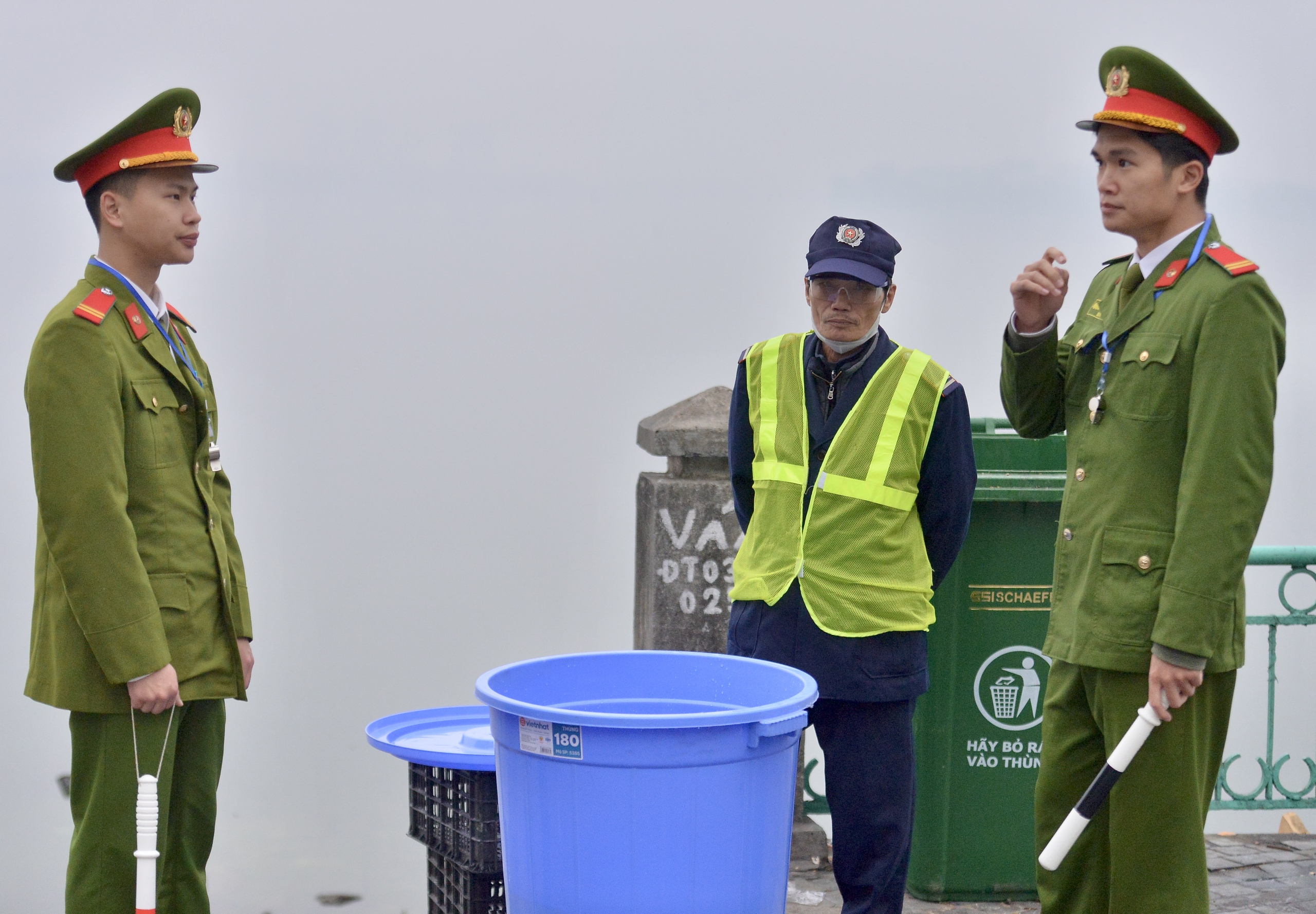 Cá chép vừa phóng sinh xuống hồ Tây đã... ngửa bụng ngày ông Công, ông Táo- Ảnh 5.