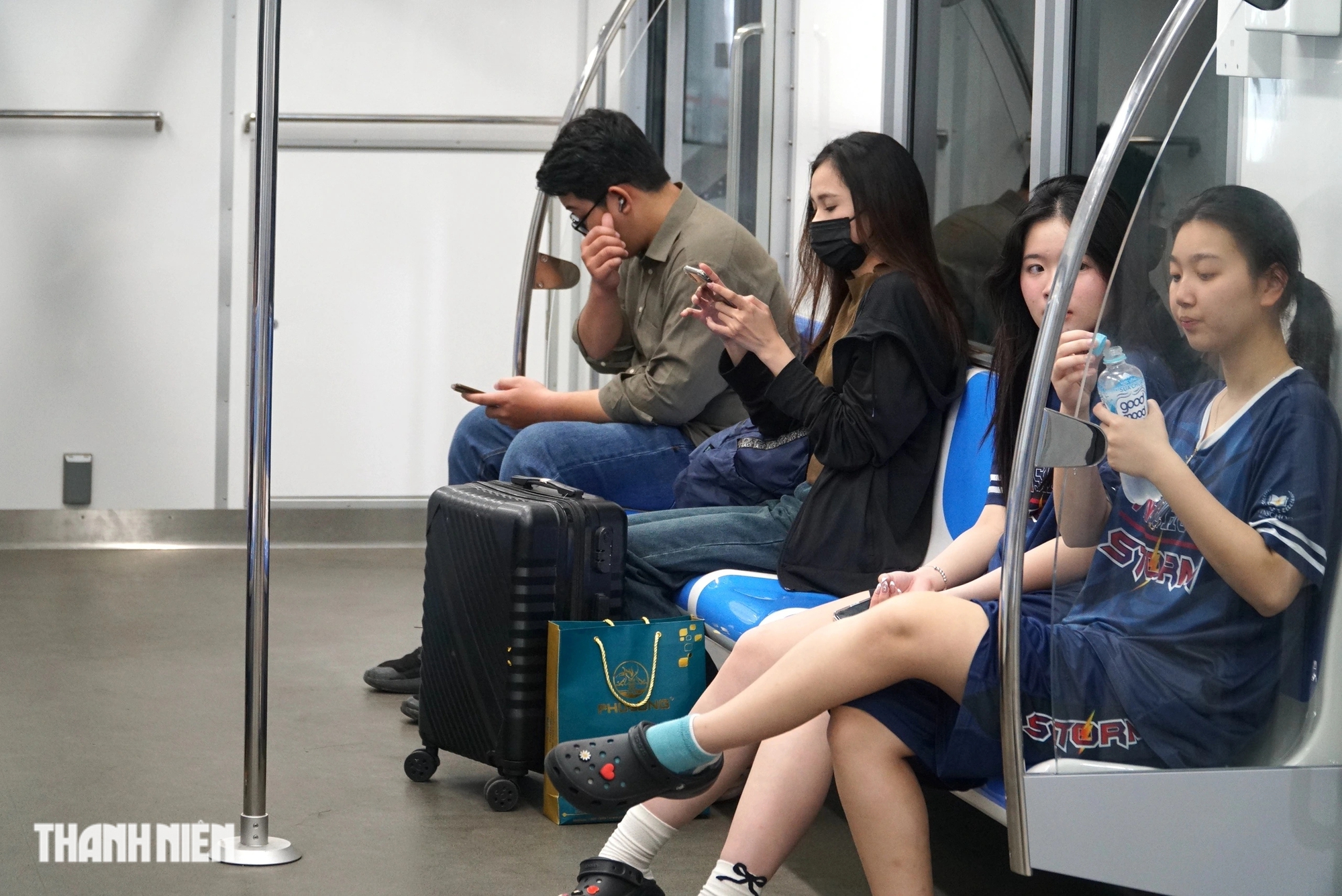 Nườm nượp người kéo va li lên metro số 1 về quê ăn tết- Ảnh 3.