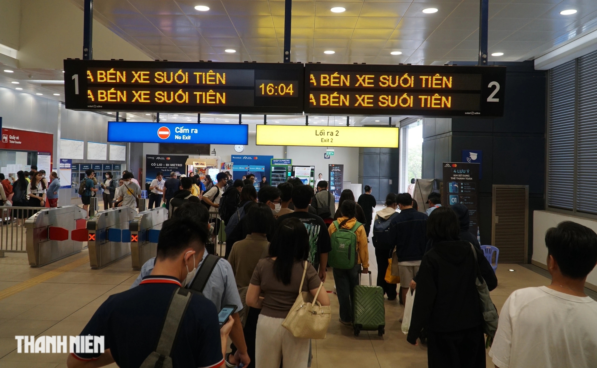 Nườm nượp người kéo va li lên metro số 1 về quê ăn tết- Ảnh 7.