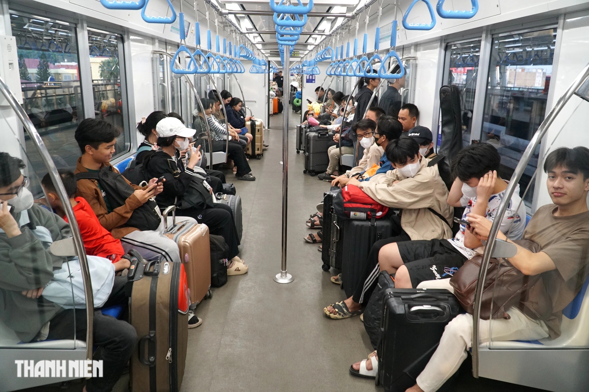 Nườm nượp người kéo va li lên metro số 1 về quê ăn tết- Ảnh 8.