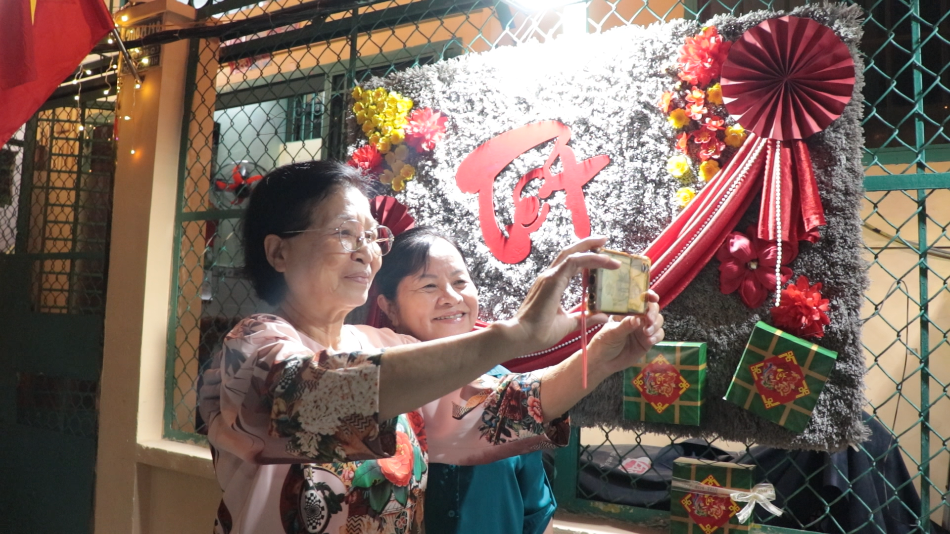 Hẻm lung linh sắc màu đón tết: nơi người dân đồng lòng, chung tay nhau trang trí- Ảnh 2.