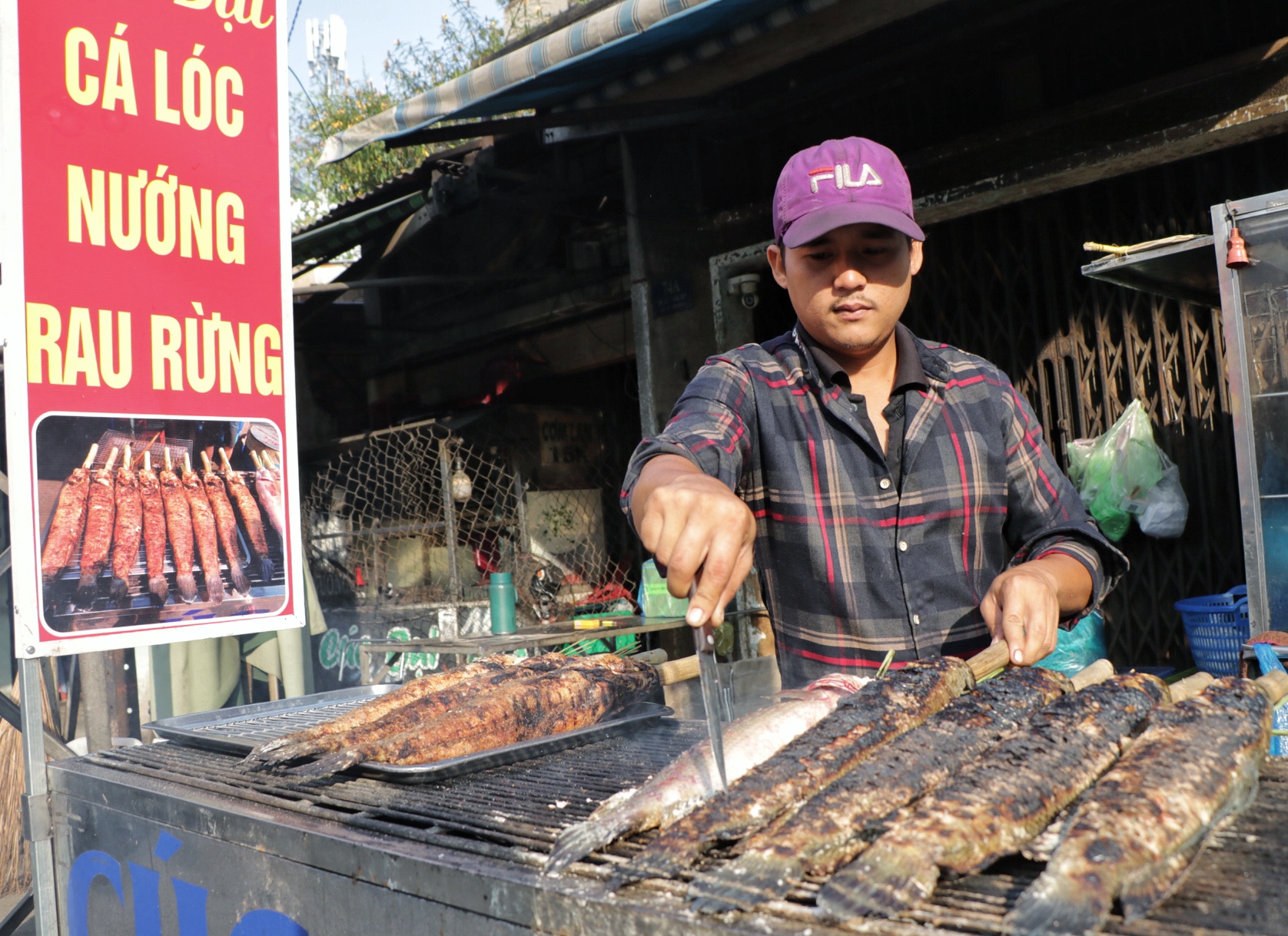 Bán cá lóc nướng ngày cúng ông Táo, bà chủ nức tiếng TP.HCM bỗng bật khóc vì…- Ảnh 2.