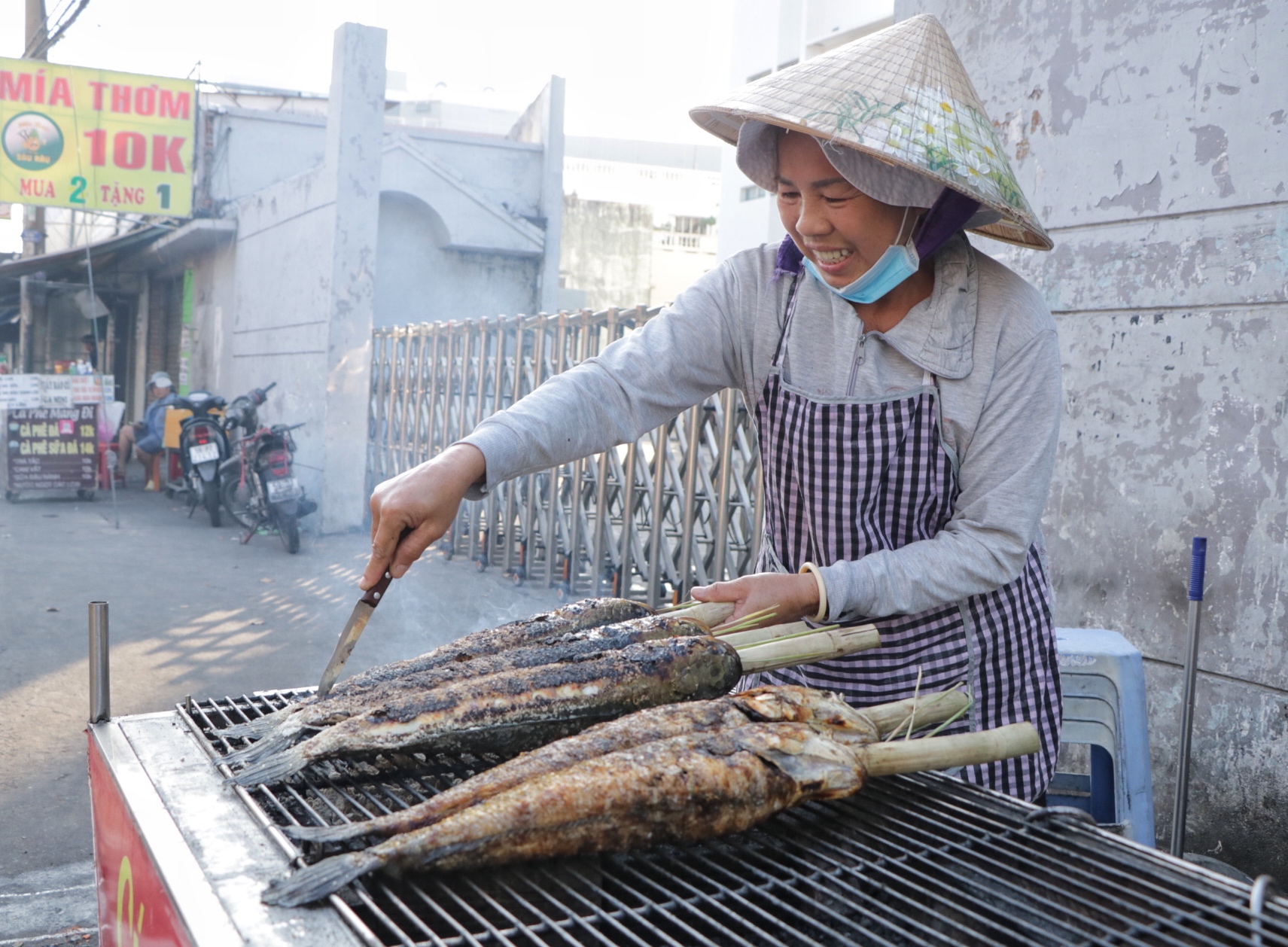 Bán cá lóc nướng ngày cúng ông Táo, bà chủ nức tiếng TP.HCM bỗng bật khóc vì…- Ảnh 3.