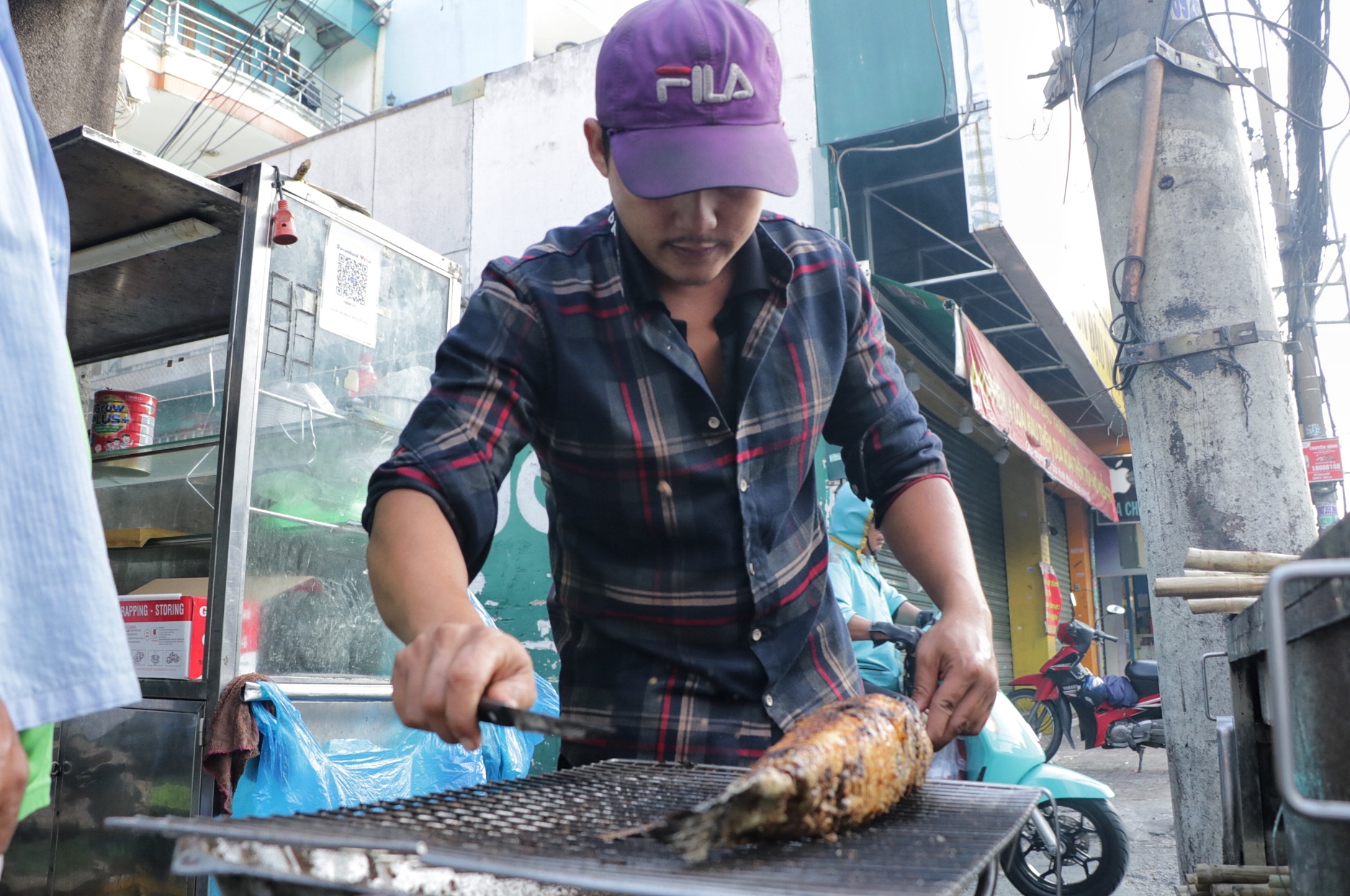 Bán cá lóc nướng ngày cúng ông Táo, bà chủ nức tiếng TP.HCM bỗng bật khóc vì…- Ảnh 6.