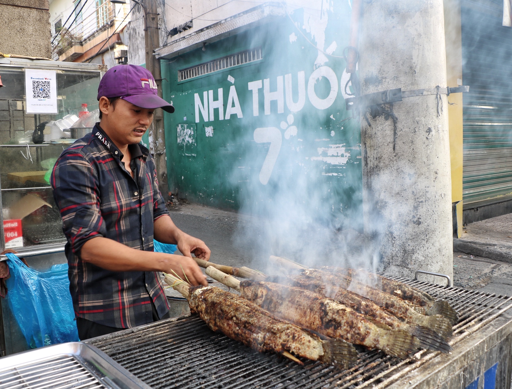 Bán cá lóc nướng ngày cúng ông Táo, bà chủ nức tiếng TP.HCM bỗng bật khóc vì…- Ảnh 1.