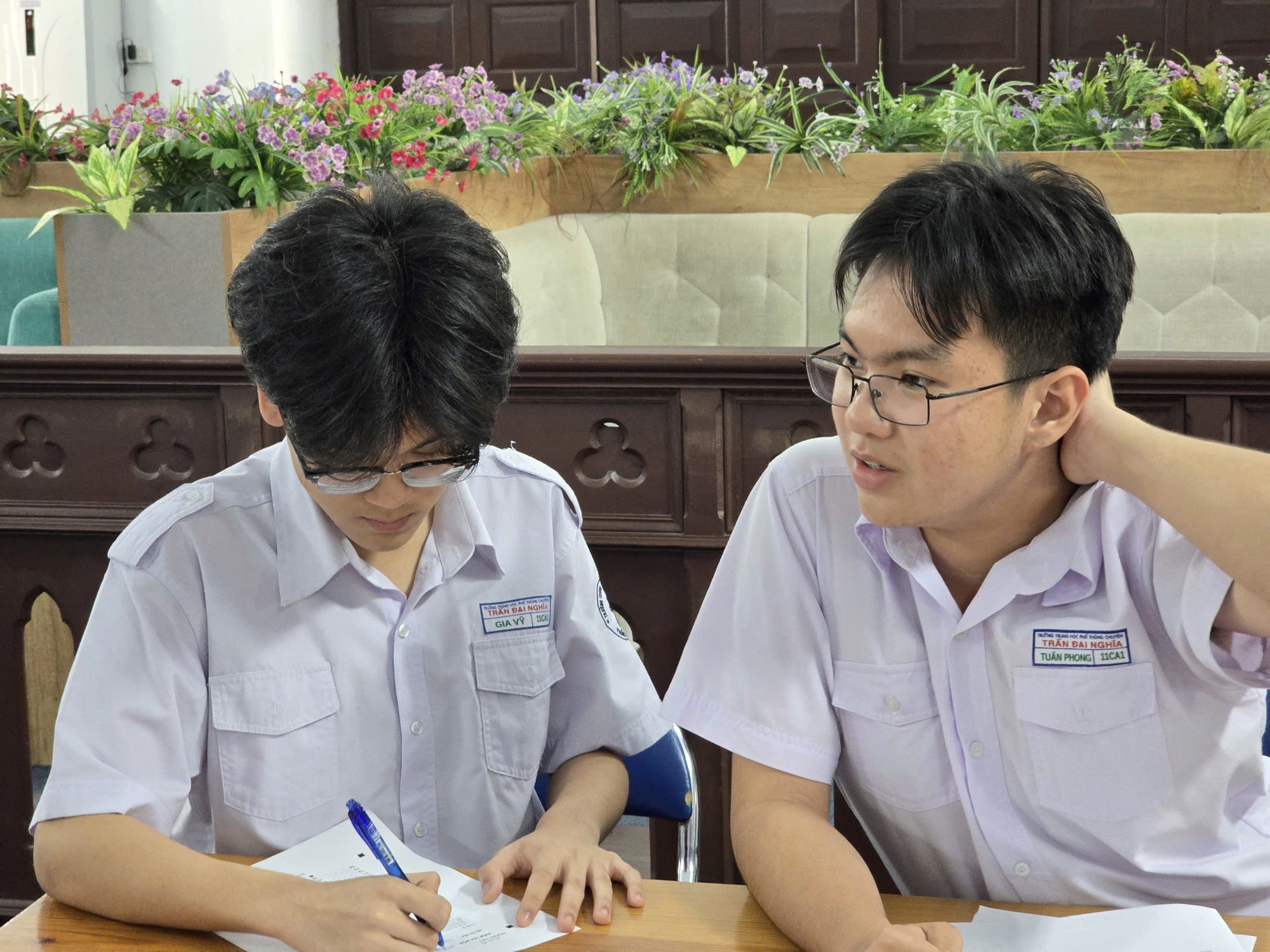 Trio siswa kelas 11 memenangkan hadiah pertama dalam kompetisi bahasa Inggris nasional - Foto 4. Bộ ba lớp 11 đạt giải nhất học sinh giỏi quốc gia tiếng Anh- Ảnh 4.