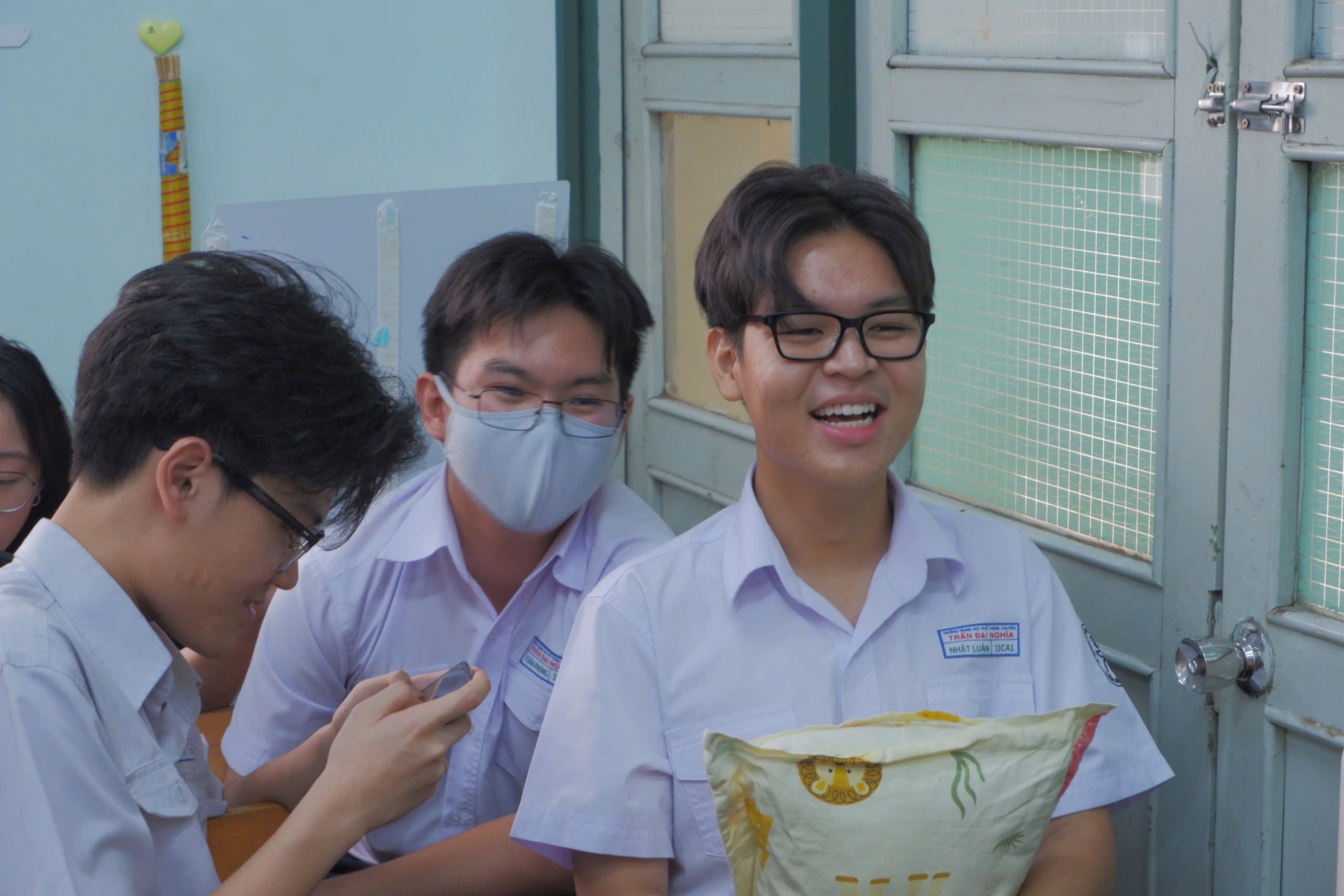 Trio siswa kelas 11 memenangkan hadiah pertama dalam kompetisi bahasa Inggris nasional - Foto 2. Bộ ba lớp 11 đạt giải nhất học sinh giỏi quốc gia tiếng Anh- Ảnh 2.