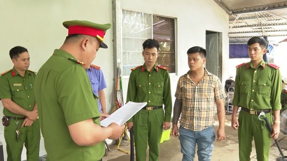 Vụ dùng súng, gạch đá tấn công nhà dân: Khởi tố thêm 8 bị can- Ảnh 3.