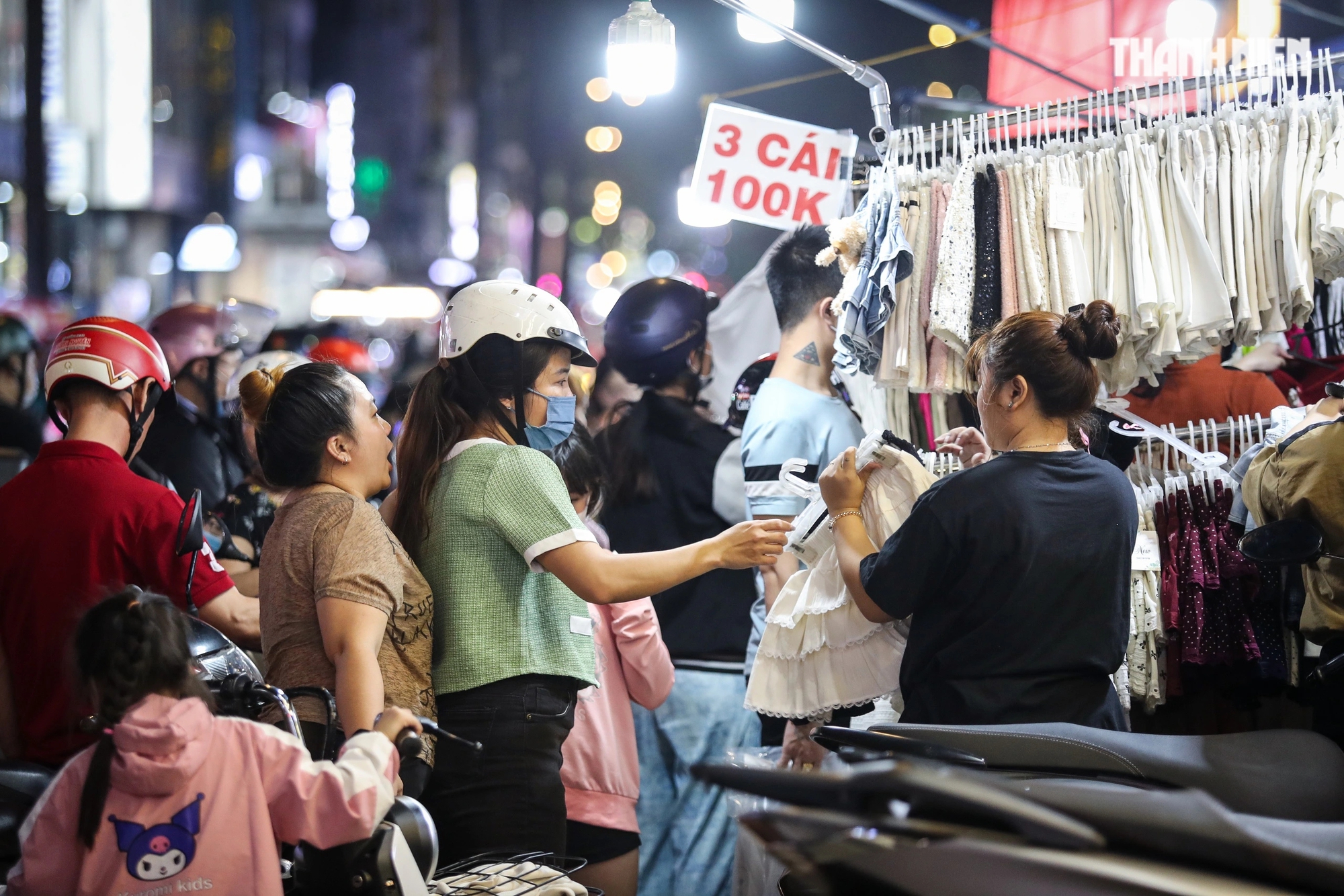 'Con đường quần áo' ở TP.HCM ào ạt xả hàng, cả trăm người mua sắm Tết đến tận khuya- Ảnh 6.