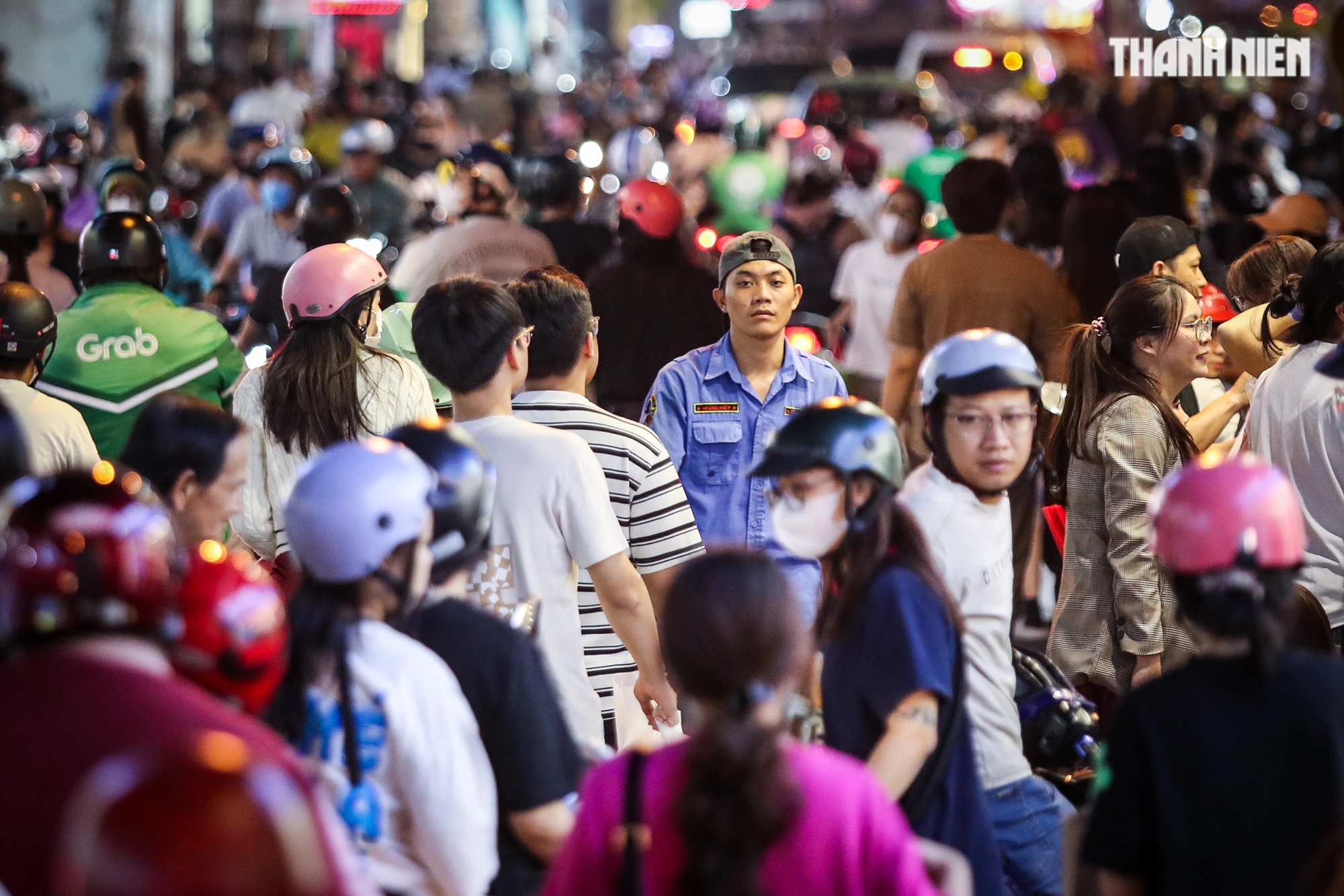 'Con đường quần áo' ở TP.HCM ào ạt xả hàng, cả trăm người mua sắm Tết đến tận khuya- Ảnh 12.