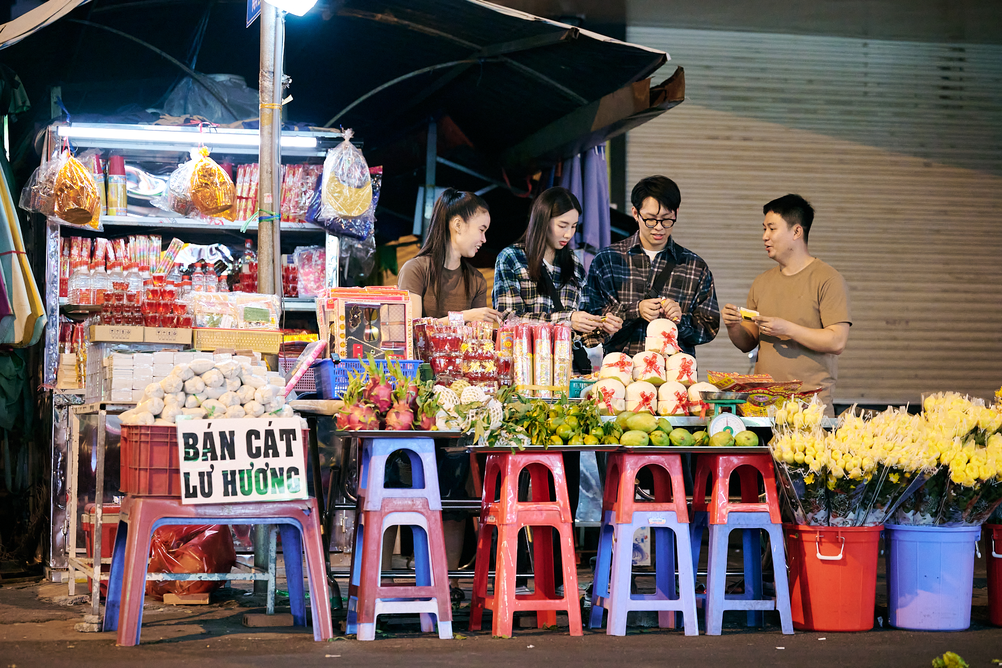 Hoa hậu Thùy Tiên lóng ngóng khi trải nghiệm bán hàng, tủi thân khi bị khách 'mắng' - Ảnh 2.