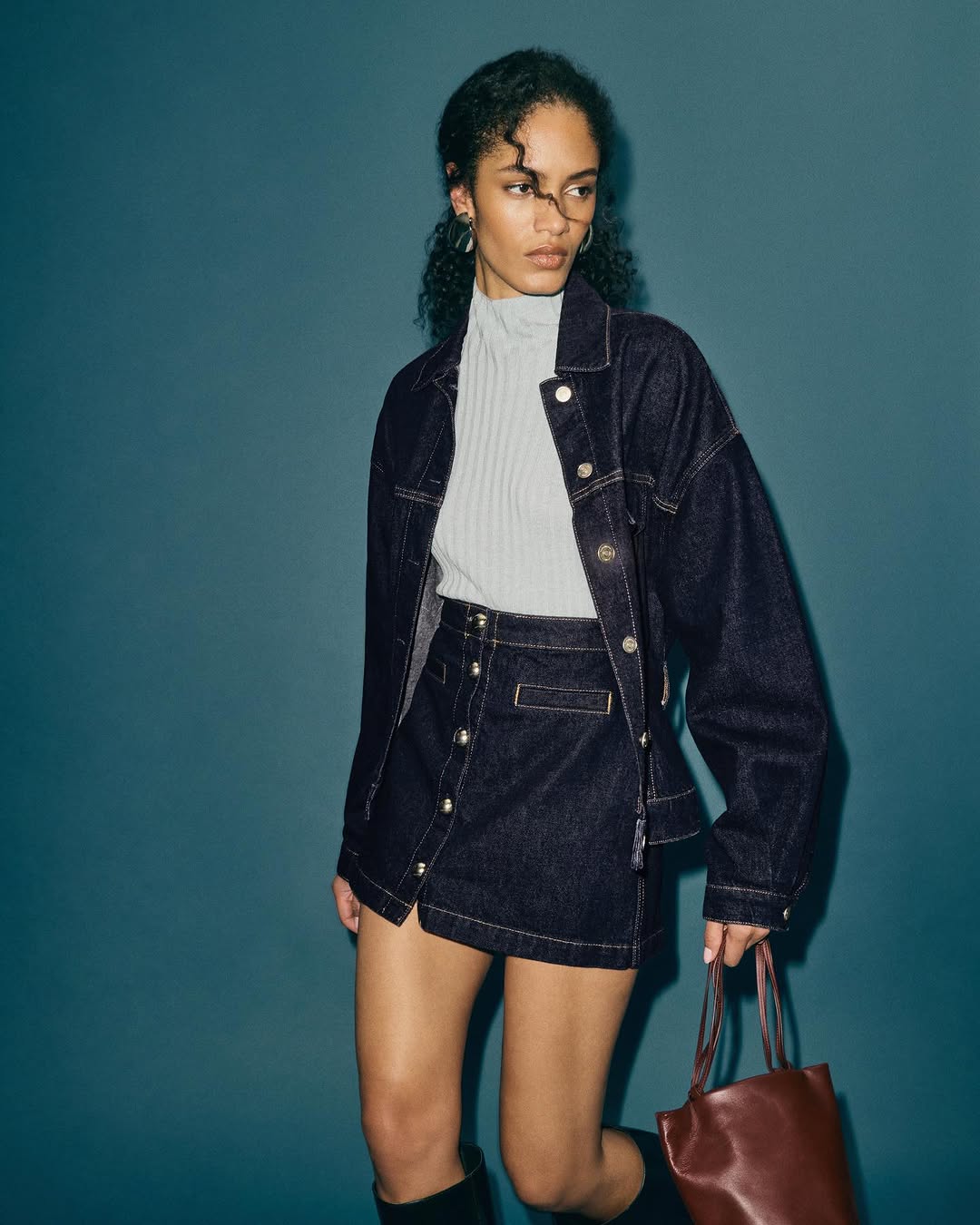 Tendência do jeans 'domina' as ruas da primavera de 2025 - Foto 7. Xu hướng denim 'làm chủ' đường phố mùa xuân 2025- Ảnh 7.